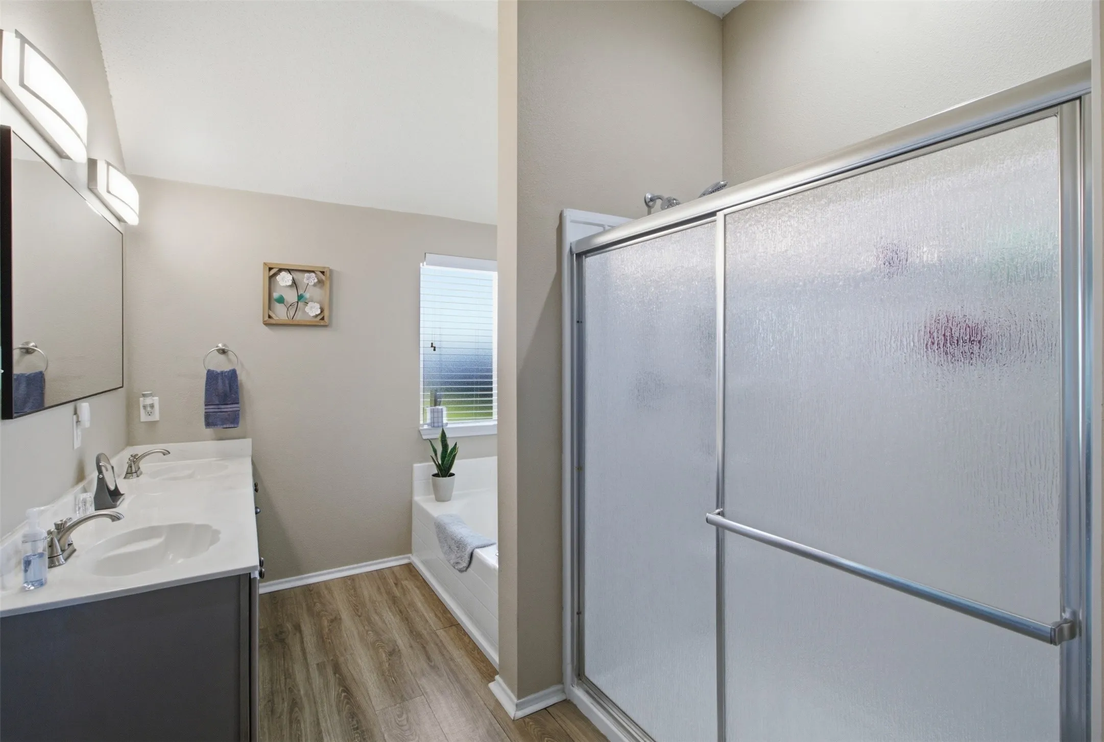 Single Family Residence For Sale in Collin County , 2912 Thousand Oaks Drive, Anna, Texas 75409, 4 Bedroom, 2 Bathroom, 2 Garage spaces, 2,104 Sqft, built in 2002, mls#21316463, Real Estate Agent in Anna, Homes For Sale in Collin county, Homes For Sale in Anna, Realtor in Anna Texas, Real Estate Brokerage Independent Realty Texas, Luminita Cordes Realtor