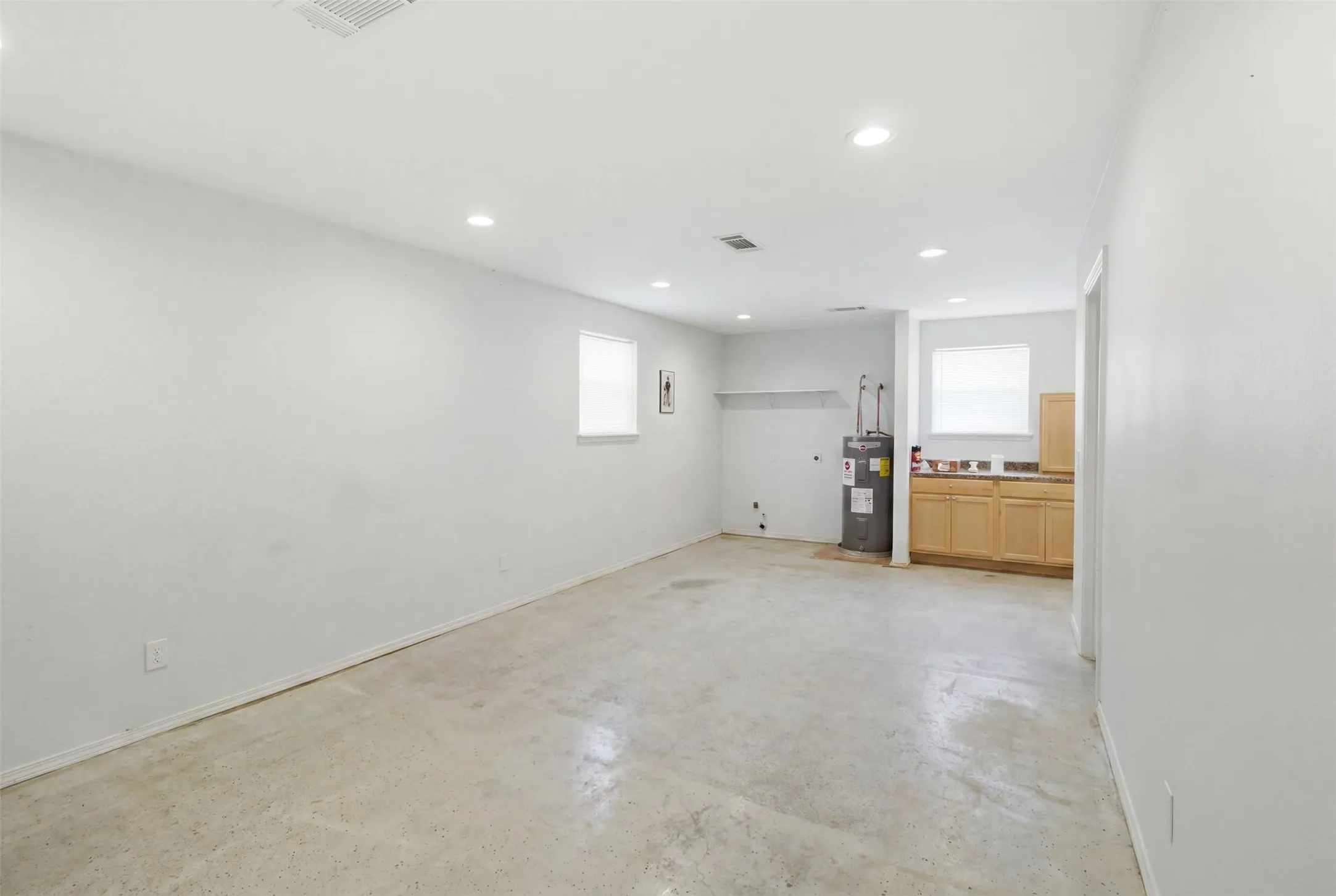 ADU - Open living area. Washer and dryer conncetion