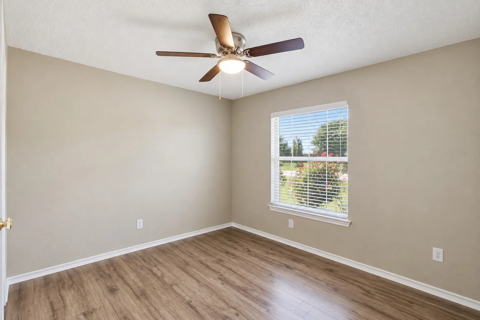 Single Family Residence For Sale in Collin County , 2912 Thousand Oaks Drive, Anna, Texas 75409, 4 Bedroom, 2 Bathroom, 2 Garage spaces, 2,104 Sqft, built in 2002, mls#21316463, Real Estate Agent in Anna, Homes For Sale in Collin county, Homes For Sale in Anna, Realtor in Anna Texas, Real Estate Brokerage Independent Realty Texas, Luminita Cordes Realtor