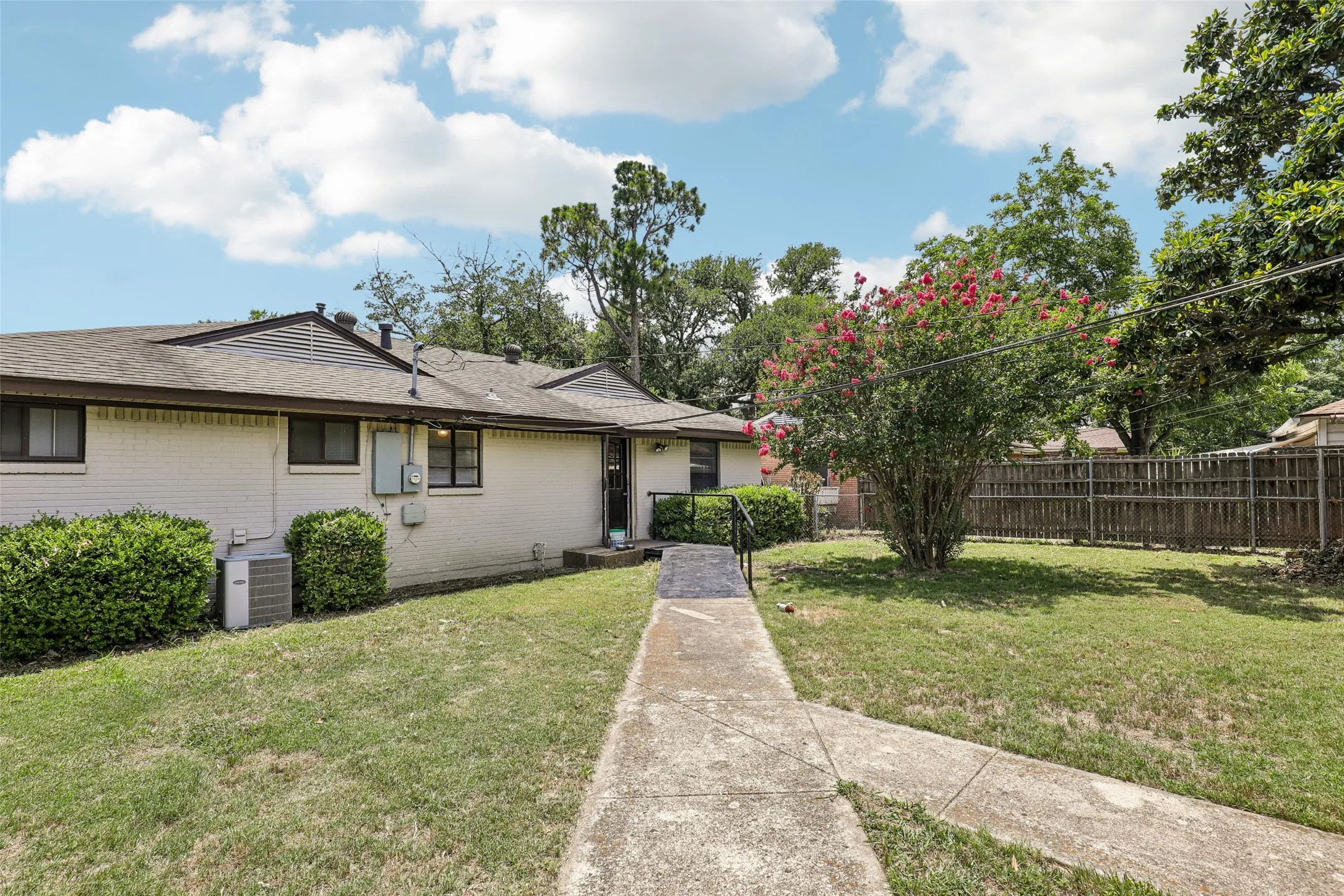 Single Family Residence For Sale in Dallas County , 600 Westwood Drive, Richardson, Texas 75080, 3 Bedroom, 2 Bathroom, 2 Garage spaces, 1,452 Sqft, built in 1955, mls#21316522, Real Estate Agent in Richardson, Homes For Sale in Dallas county, Homes For Sale in Richardson, Realtor in Richardson Texas, Real Estate Brokerage Independent Realty Texas, Luminita Cordes Realtor