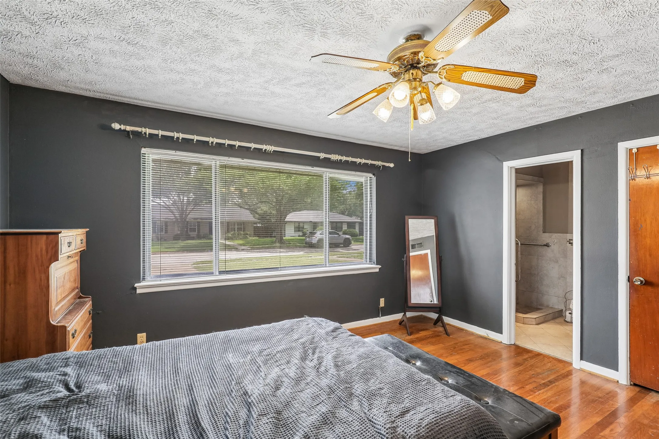 Master Bedroom with 14'.'5" X 14'.9" With Two Closets!