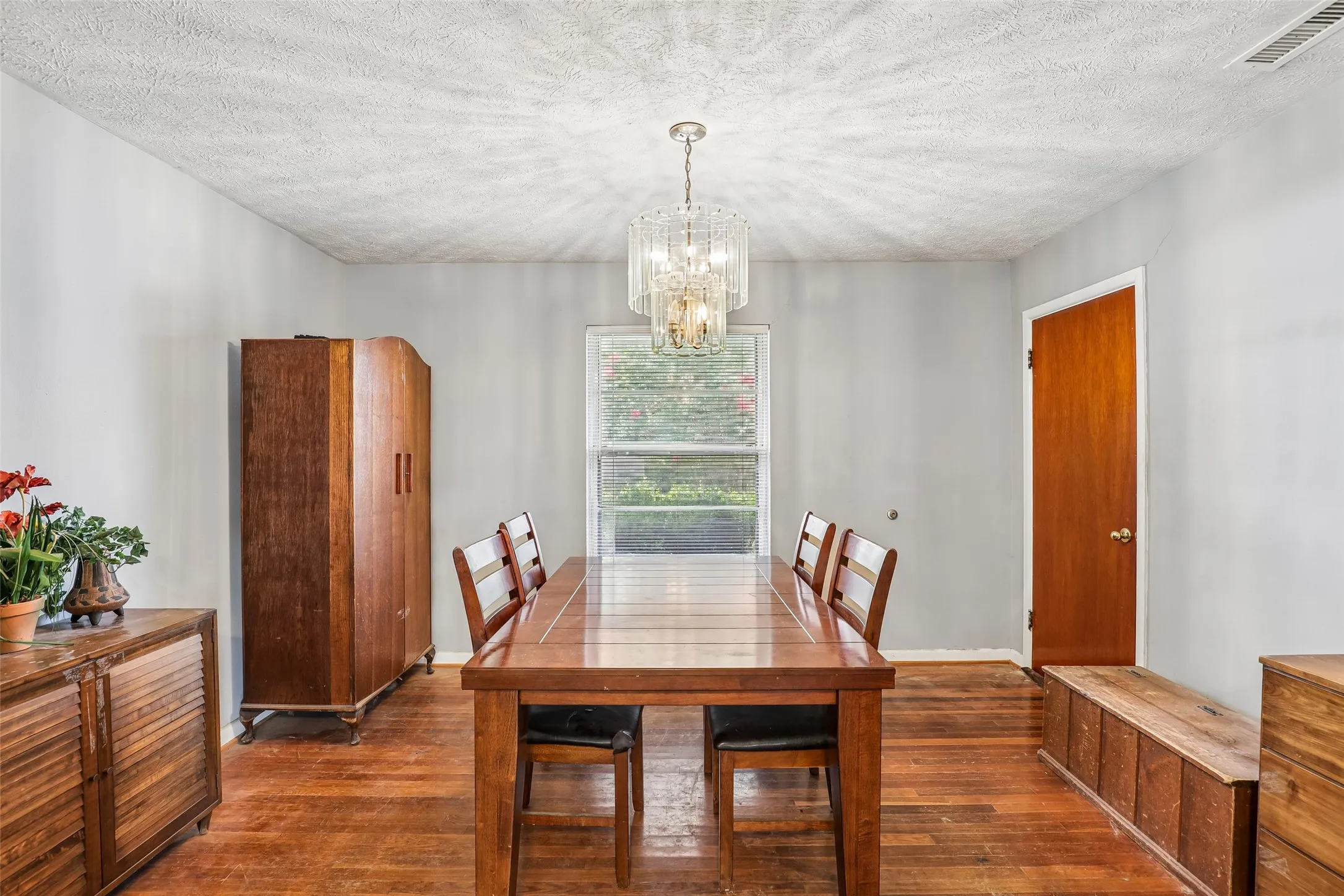 Open Dining Room 13'.6" X 9'.7" with access to the kitchen