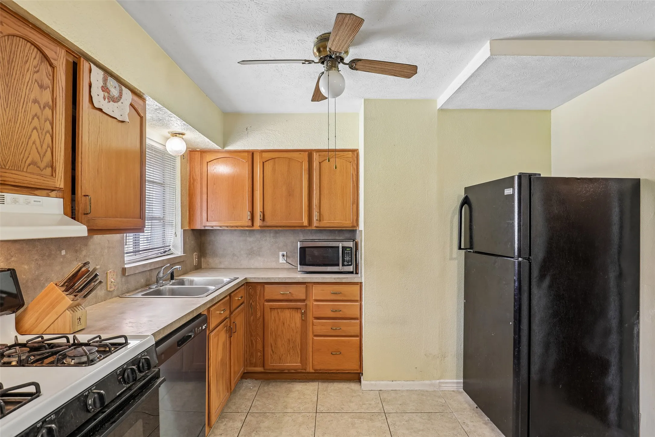 Large Kitchen 15'.10" X 10'.6" With Direct Access to Backyard.