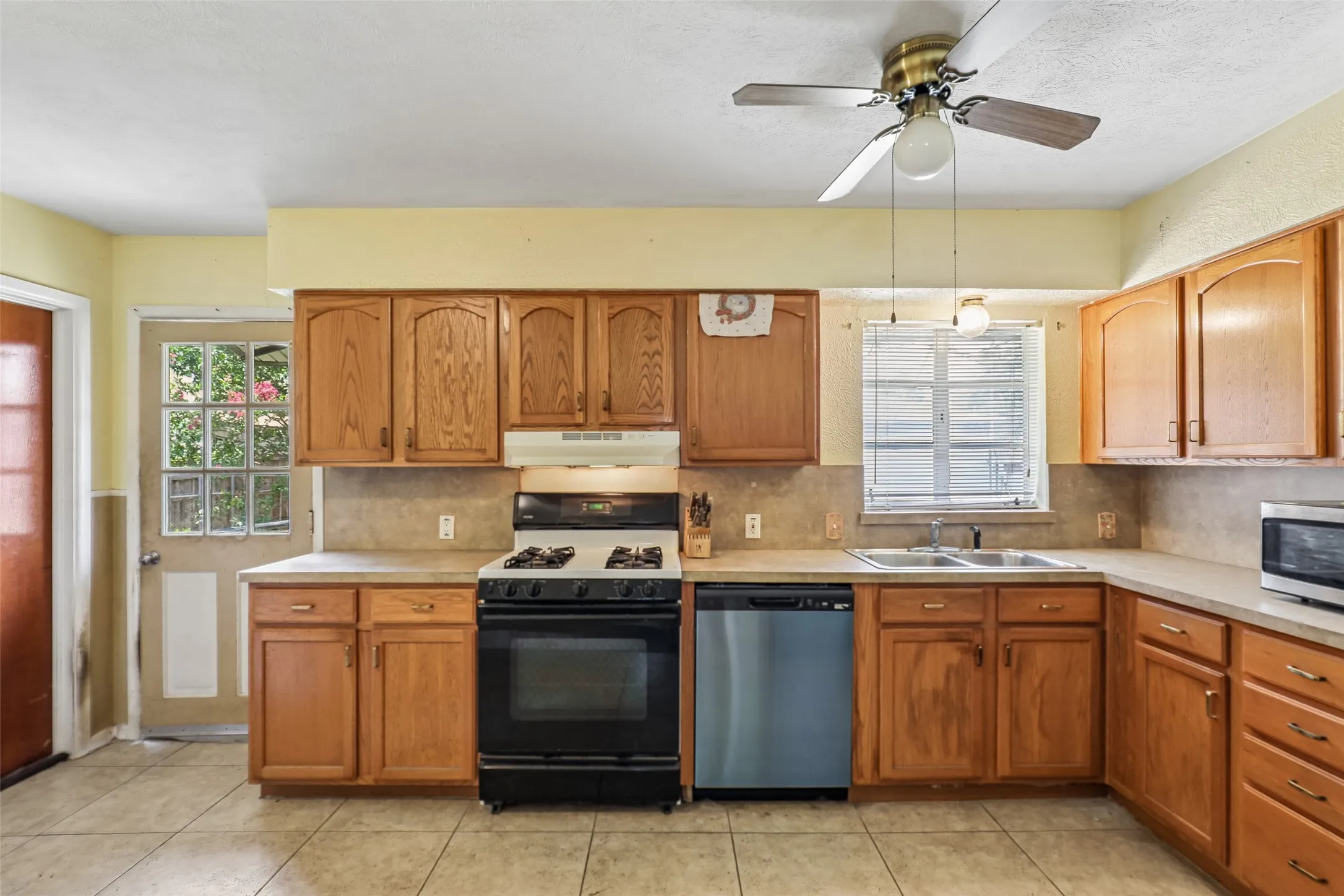 Large Kitchen 15'.10" X 10'.6" With Direct Access to Backyard.