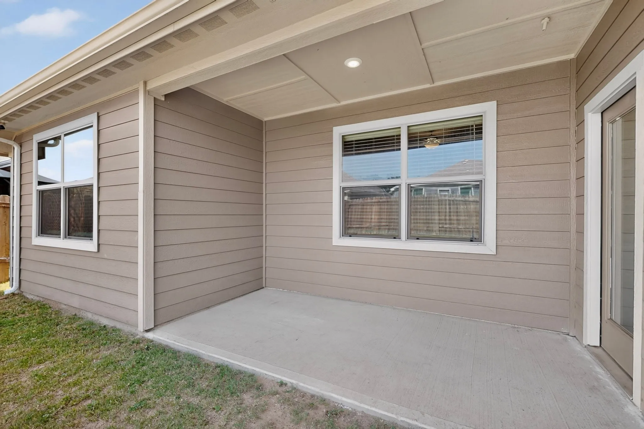 Single Family Residence For Sale in Tarrant County , 504 Cross Ridge Circle N, Fort Worth, Texas 76120, 3 Bedroom, 2 Bathroom, 2 Garage spaces, 1,598 Sqft, built in 2020, mls#21316448, Real Estate Agent in Fort Worth, Homes For Sale in Tarrant county, Homes For Sale in Fort Worth, Realtor in Fort Worth Texas, Real Estate Brokerage Independent Realty Texas, Luminita Cordes Realtor