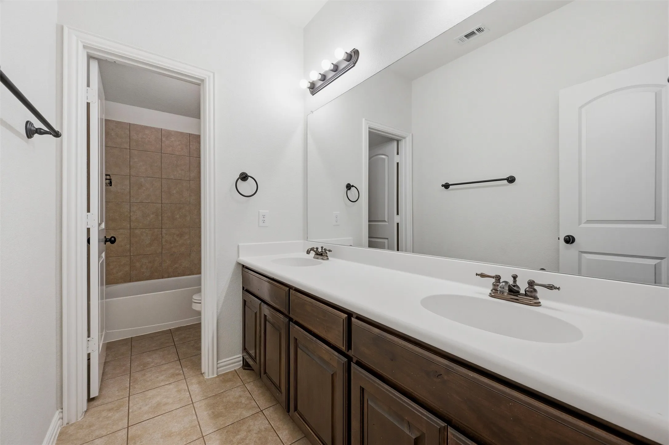 Single Family Residence For Sale in Ellis County , 164 Horseshoe Bend, Waxahachie, Texas 75165, 5 Bedroom, 3 Bathroom, 2 Garage spaces, 2,777 Sqft, built in 2010, mls#21316524, Real Estate Agent in Waxahachie, Homes For Sale in Ellis county, Homes For Sale in Waxahachie, Realtor in Waxahachie Texas, Real Estate Brokerage Independent Realty Texas, Luminita Cordes Realtor