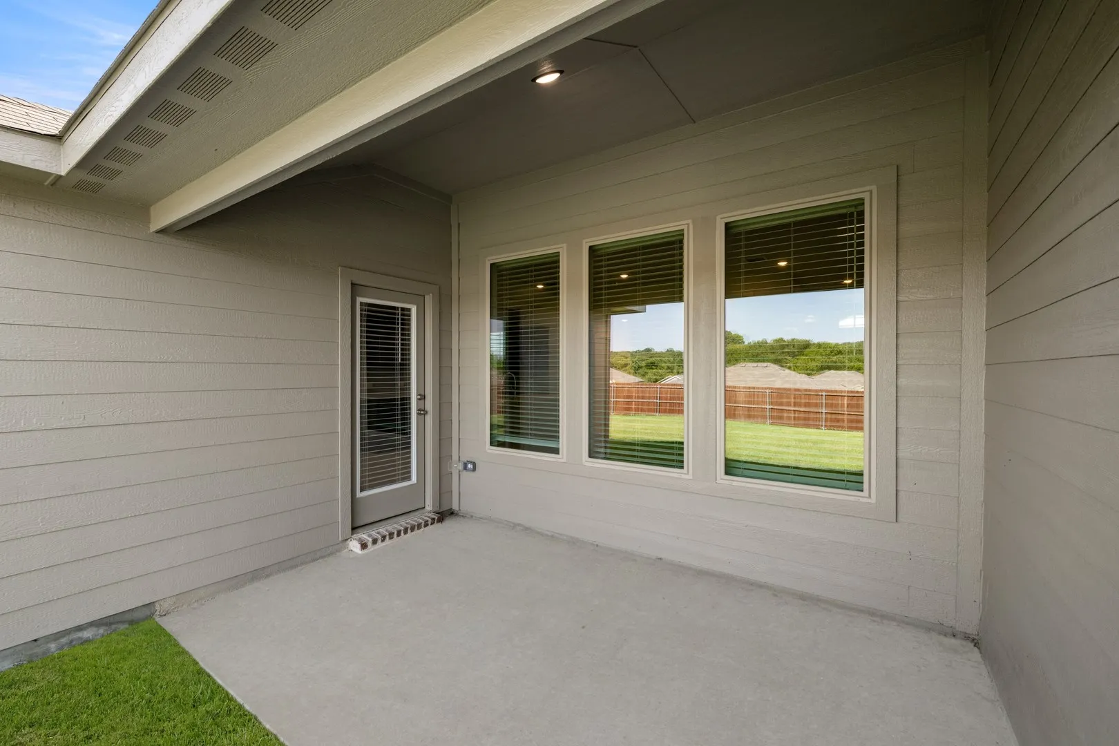 2637 River Bank- Back-3