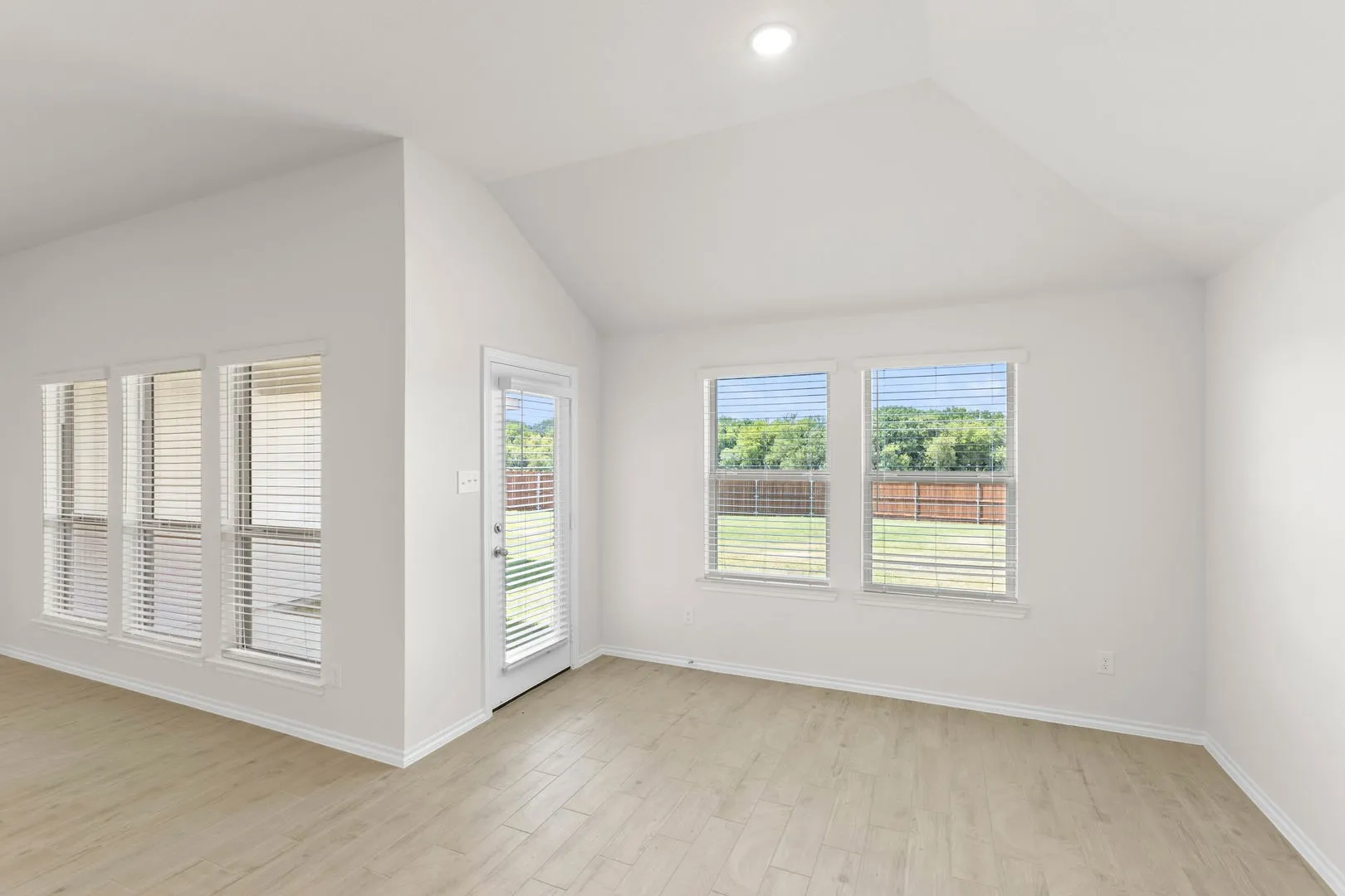 2613 River Bank-Dining-1
