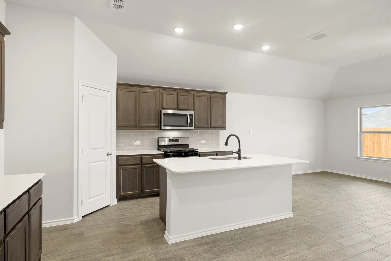 15016 Amantes- Kitchen-1