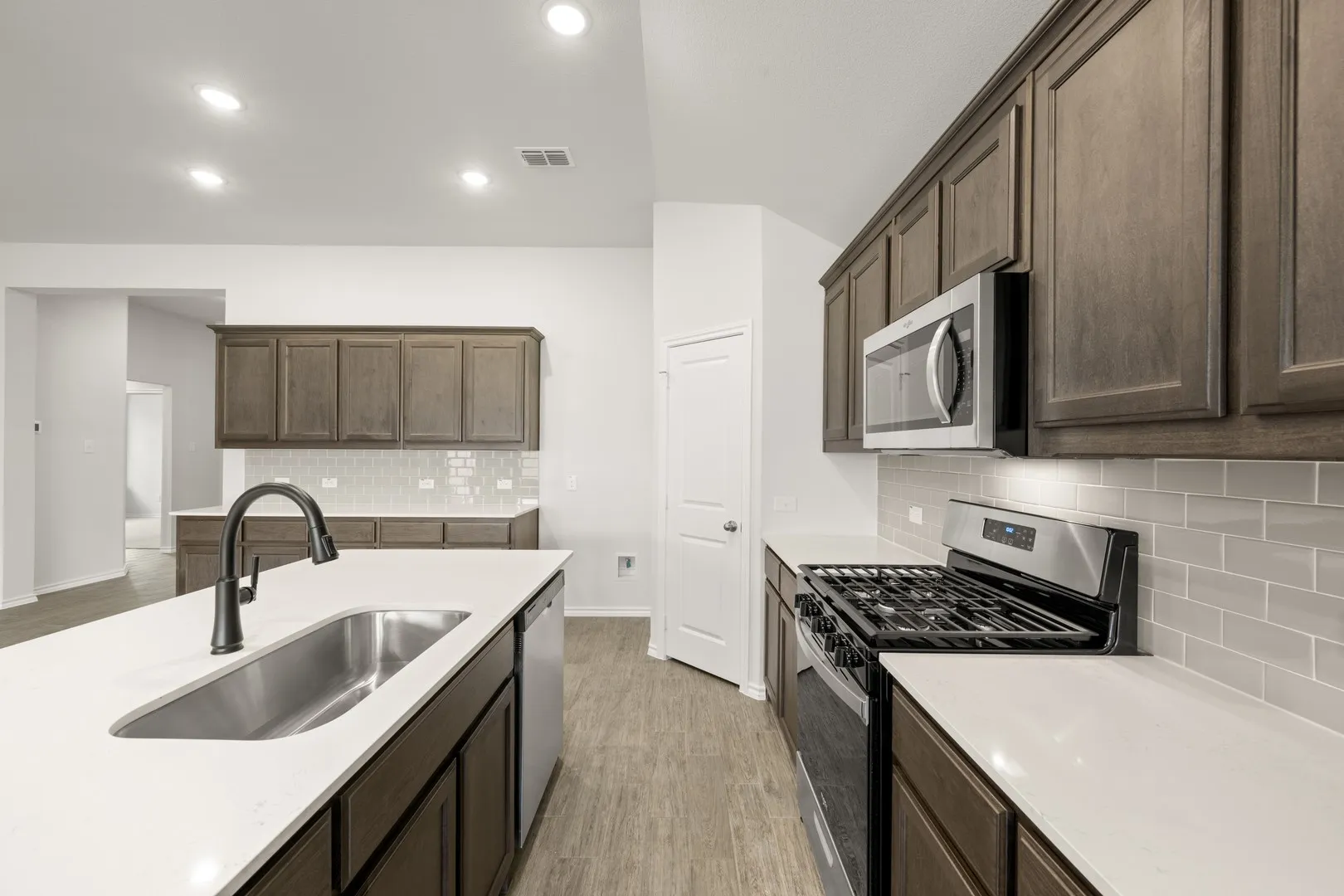 15016 Amantes- Kitchen-5