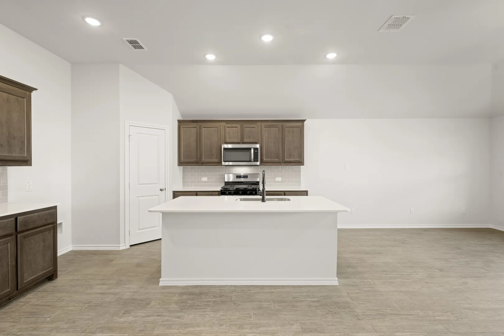 15016 Amantes- Kitchen-2