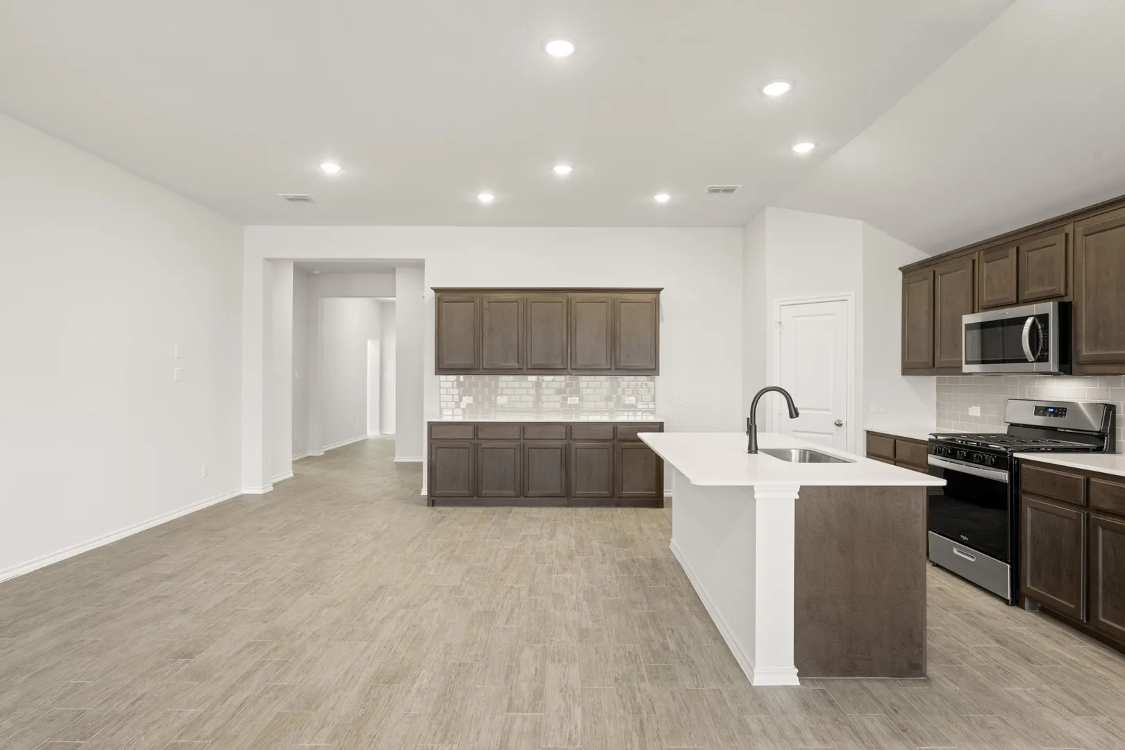 15016 Amantes- Kitchen-3