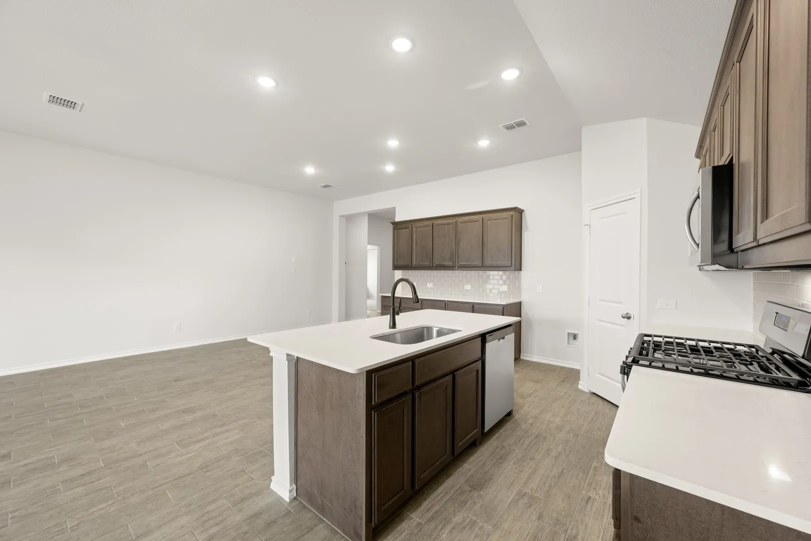 15016 Amantes- Kitchen-4