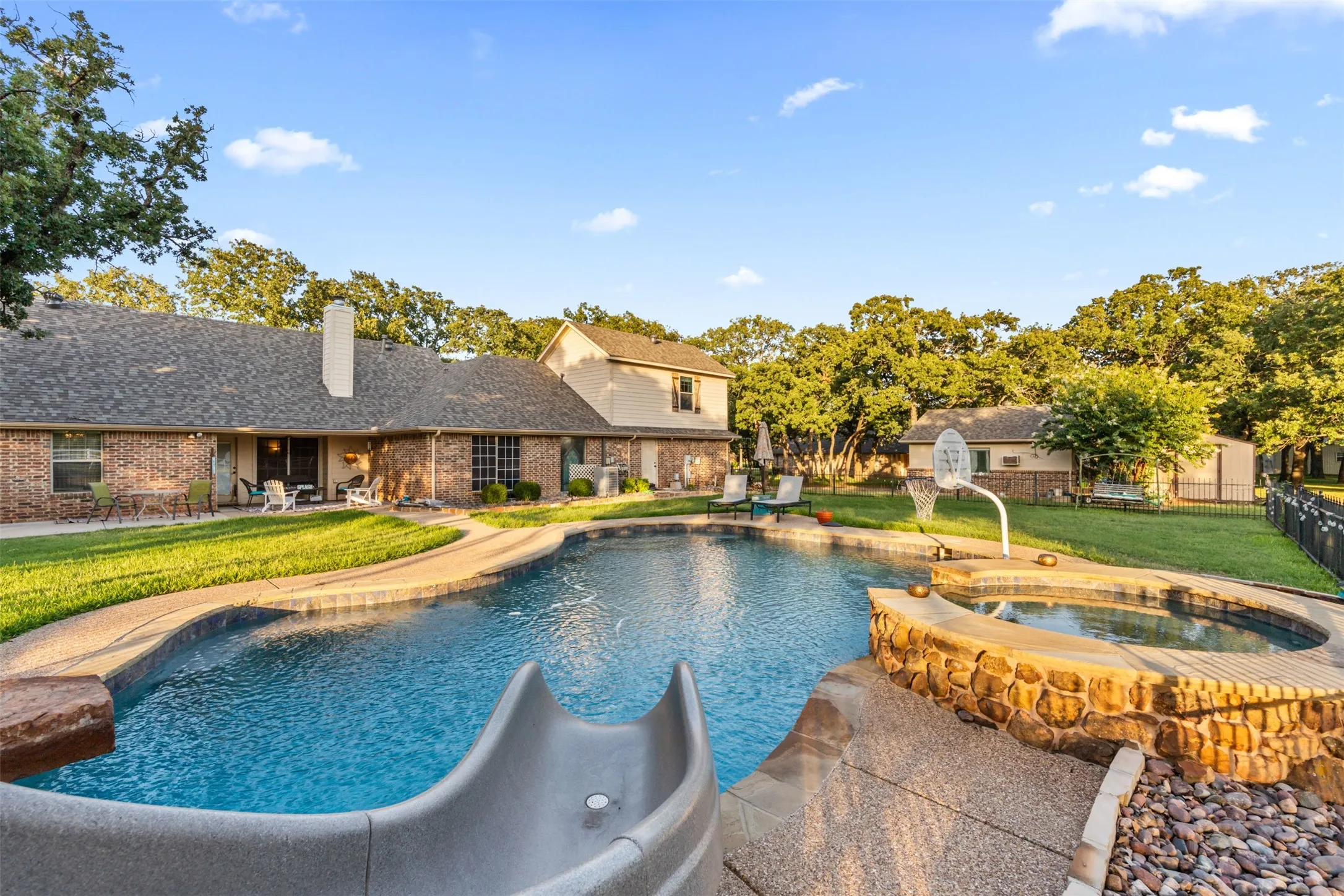 Single Family Residence For Sale in Johnson County , 3900 Creekside Court, Burleson, Texas 76028, 4 Bedroom, 4 Bathroom, 4 Garage spaces, 2,698 Sqft, built in 2003, mls#21314585, Real Estate Agent in Burleson, Homes For Sale in Johnson county, Homes For Sale in Burleson, Realtor in Burleson Texas, Real Estate Brokerage Independent Realty Texas, Luminita Cordes Realtor