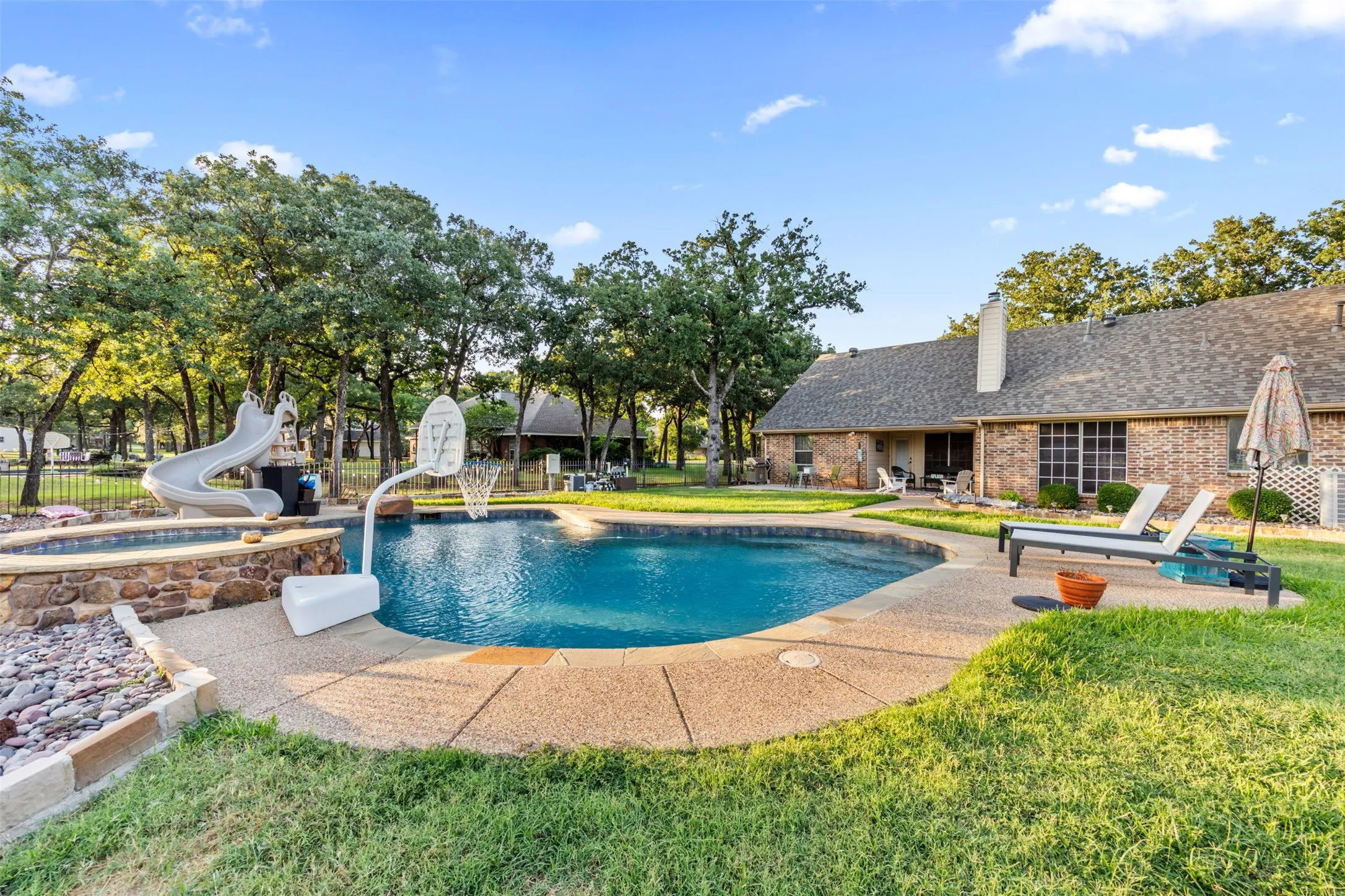 Gorgeous pool with hot tub and slide, perfect for those hot Texas summers.