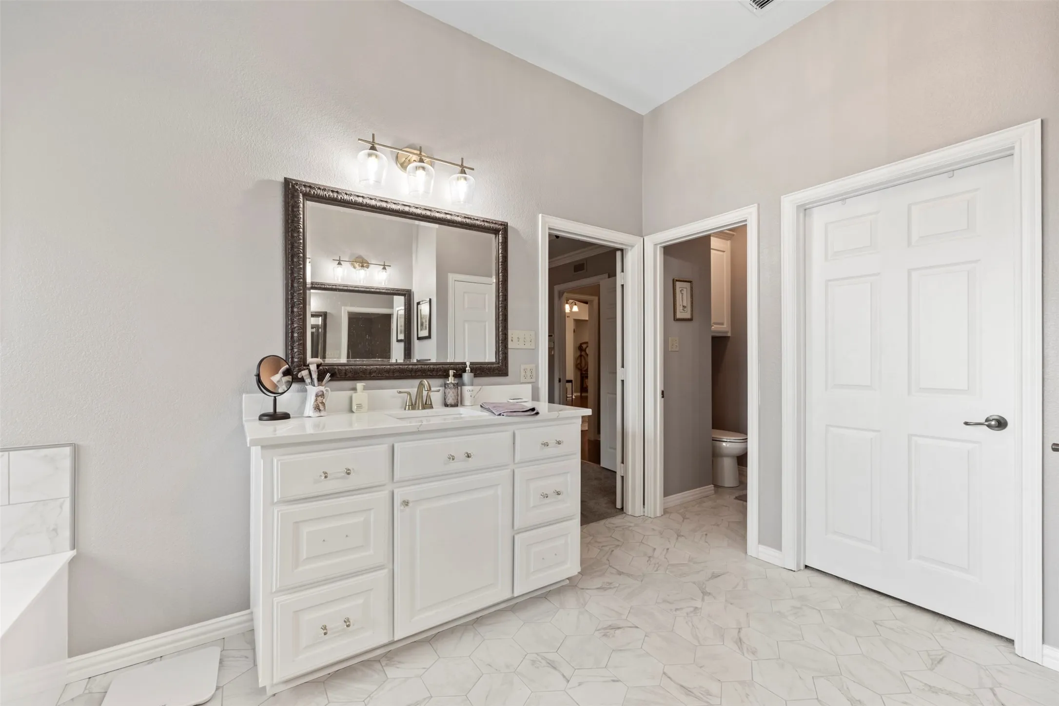Single Family Residence For Sale in Johnson County , 3900 Creekside Court, Burleson, Texas 76028, 4 Bedroom, 4 Bathroom, 4 Garage spaces, 2,698 Sqft, built in 2003, mls#21314585, Real Estate Agent in Burleson, Homes For Sale in Johnson county, Homes For Sale in Burleson, Realtor in Burleson Texas, Real Estate Brokerage Independent Realty Texas, Luminita Cordes Realtor