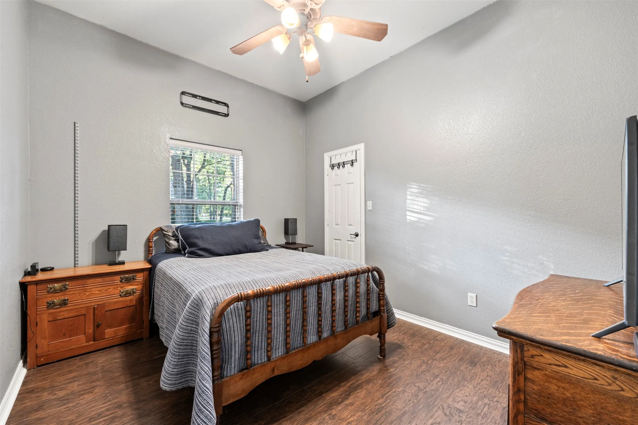 Single Family Residence For Sale in Johnson County , 3900 Creekside Court, Burleson, Texas 76028, 4 Bedroom, 4 Bathroom, 4 Garage spaces, 2,698 Sqft, built in 2003, mls#21314585, Real Estate Agent in Burleson, Homes For Sale in Johnson county, Homes For Sale in Burleson, Realtor in Burleson Texas, Real Estate Brokerage Independent Realty Texas, Luminita Cordes Realtor