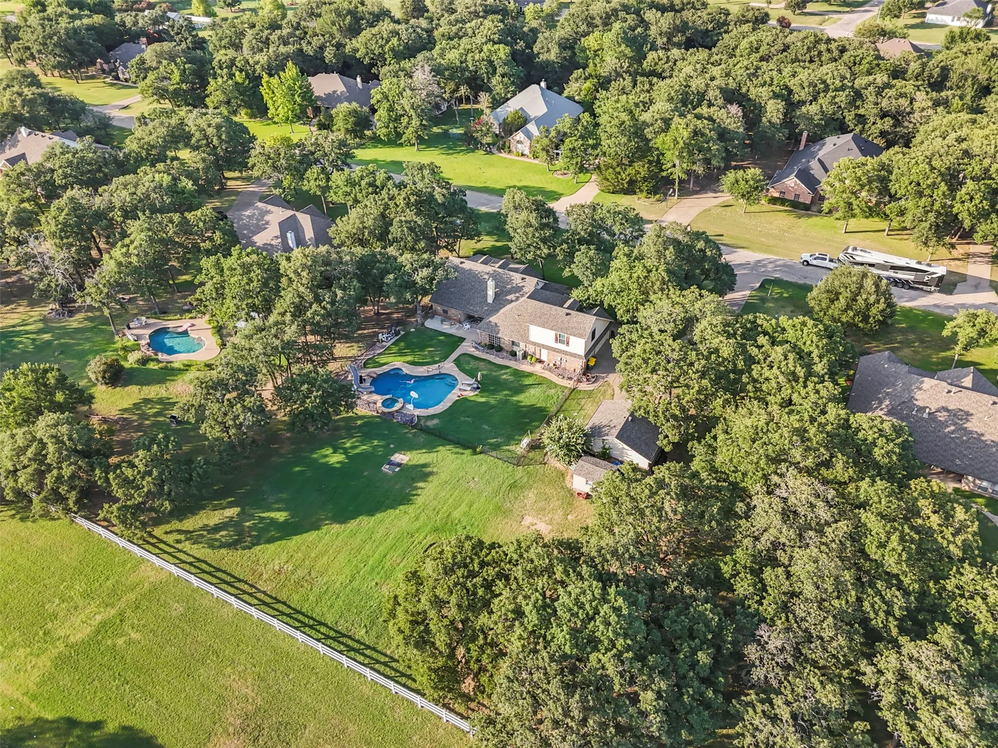 Single Family Residence For Sale in Johnson County , 3900 Creekside Court, Burleson, Texas 76028, 4 Bedroom, 4 Bathroom, 4 Garage spaces, 2,698 Sqft, built in 2003, mls#21314585, Real Estate Agent in Burleson, Homes For Sale in Johnson county, Homes For Sale in Burleson, Realtor in Burleson Texas, Real Estate Brokerage Independent Realty Texas, Luminita Cordes Realtor