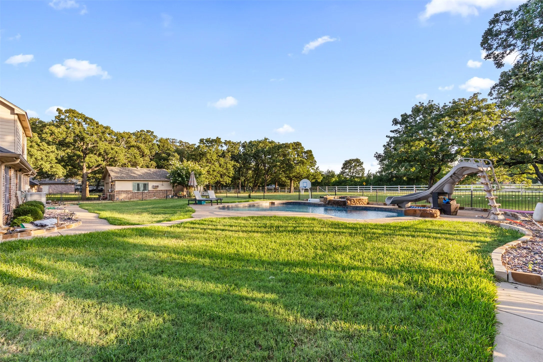Single Family Residence For Sale in Johnson County , 3900 Creekside Court, Burleson, Texas 76028, 4 Bedroom, 4 Bathroom, 4 Garage spaces, 2,698 Sqft, built in 2003, mls#21314585, Real Estate Agent in Burleson, Homes For Sale in Johnson county, Homes For Sale in Burleson, Realtor in Burleson Texas, Real Estate Brokerage Independent Realty Texas, Luminita Cordes Realtor