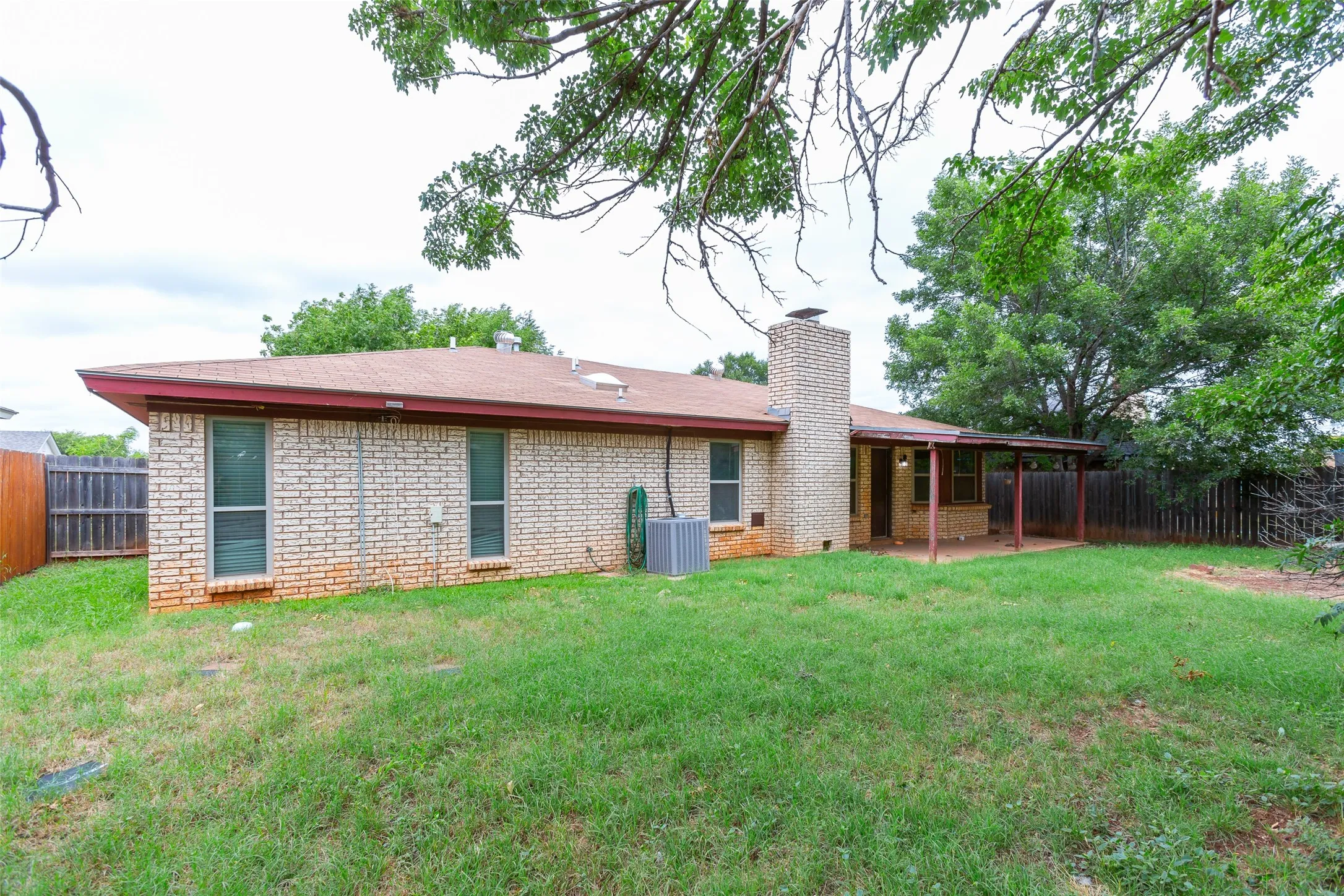 Single Family Residence For Sale in Taylor County , 8001 Weehunt Court, Abilene, Texas 79606, 3 Bedroom, 2 Bathroom, 2 Garage spaces, 1,618 Sqft, built in 1981, mls#21316573, Real Estate Agent in Abilene, Homes For Sale in Taylor county, Homes For Sale in Abilene, Realtor in Abilene Texas, Real Estate Brokerage Independent Realty Texas, Luminita Cordes Realtor