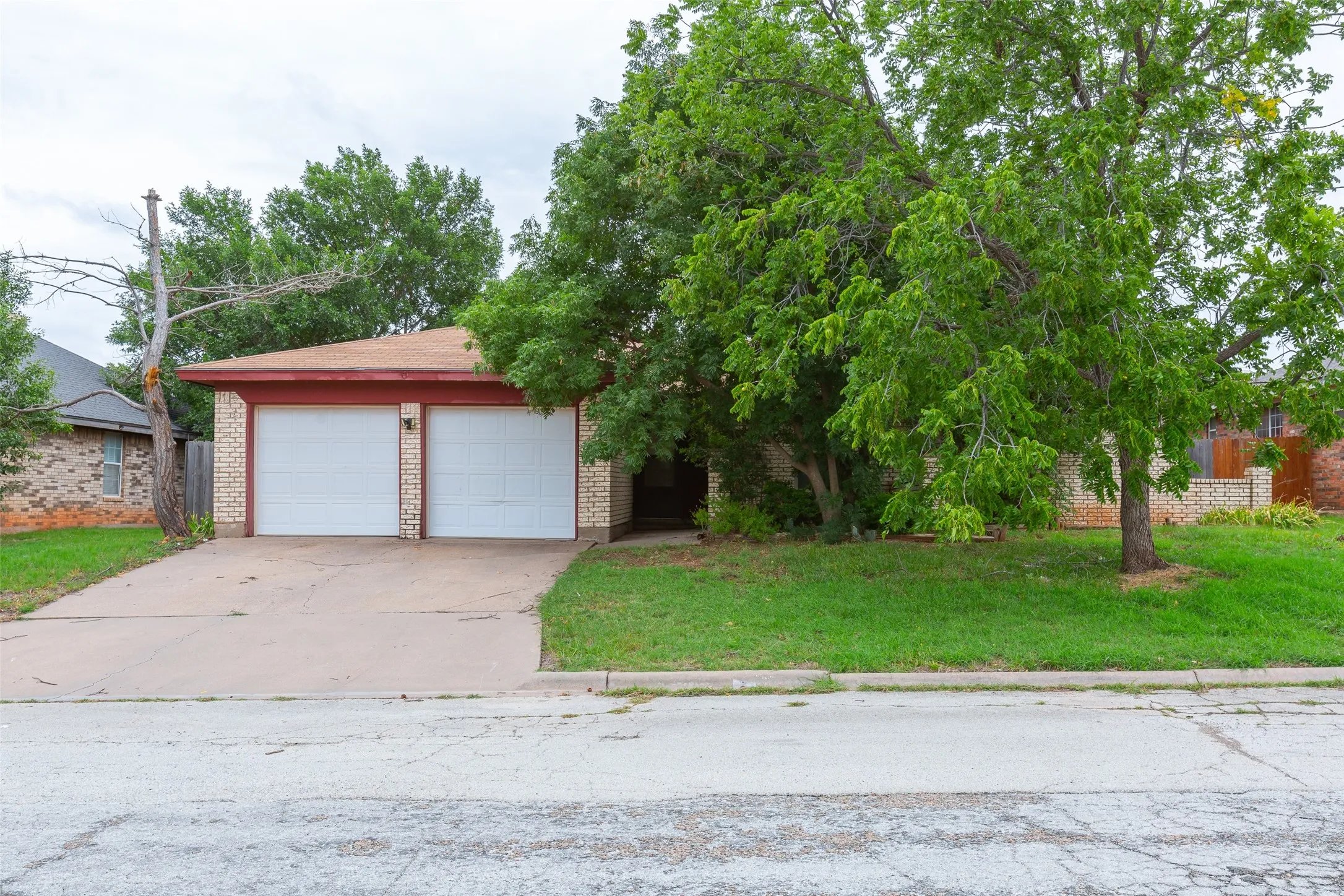 Single Family Residence For Sale in Taylor County , 8001 Weehunt Court, Abilene, Texas 79606, 3 Bedroom, 2 Bathroom, 2 Garage spaces, 1,618 Sqft, built in 1981, mls#21316573, Real Estate Agent in Abilene, Homes For Sale in Taylor county, Homes For Sale in Abilene, Realtor in Abilene Texas, Real Estate Brokerage Independent Realty Texas, Luminita Cordes Realtor