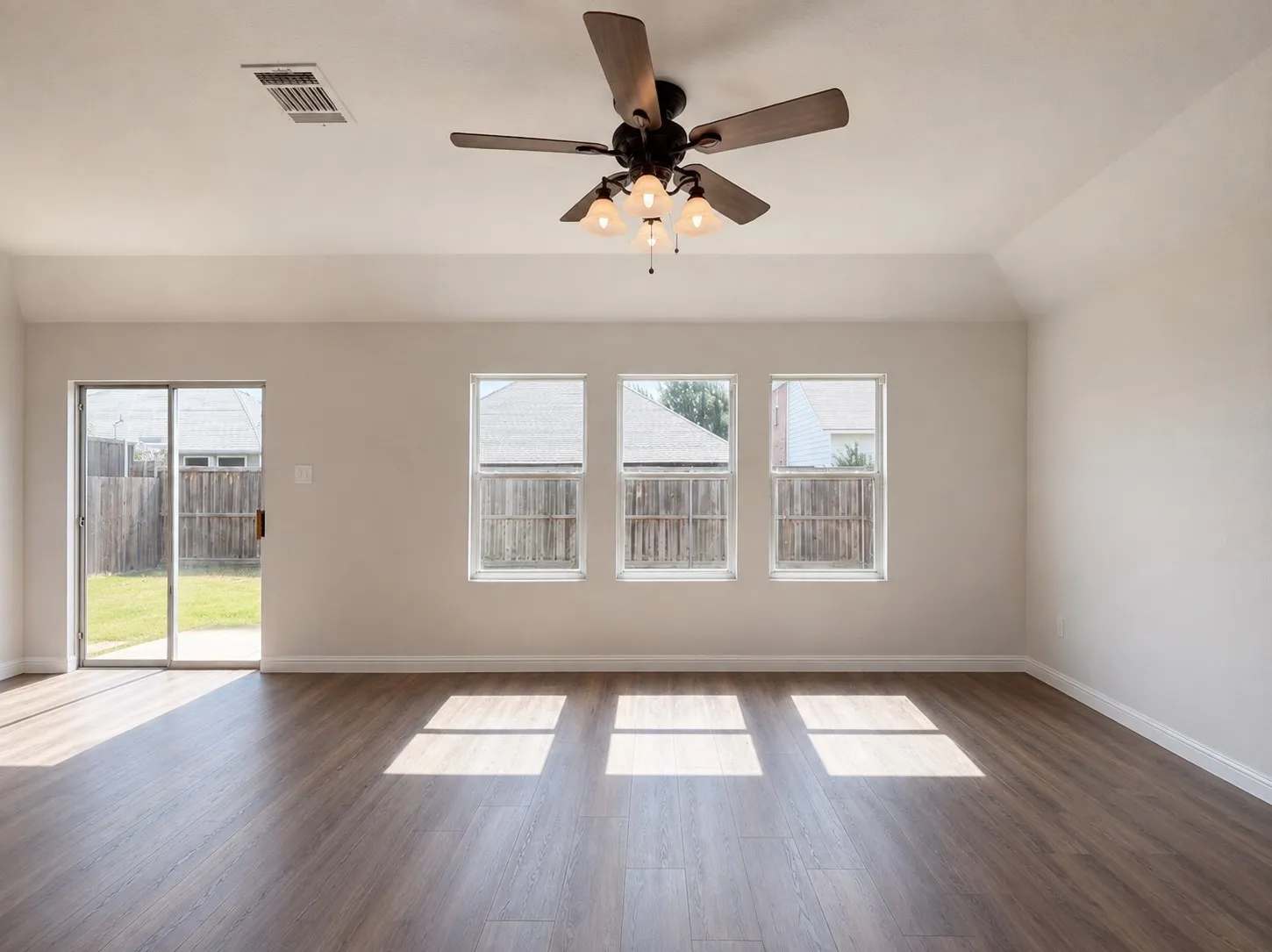 Single Family Residence For Sale in Denton County , 4709 Dogwood Drive, Denton, Texas 76208, 5 Bedroom, 3 Bathroom, 2 Garage spaces, 2,932 Sqft, built in 2007, mls#21316039, Real Estate Agent in Denton, Homes For Sale in Denton county, Homes For Sale in Denton, Realtor in Denton Texas, Real Estate Brokerage Independent Realty Texas, Luminita Cordes Realtor