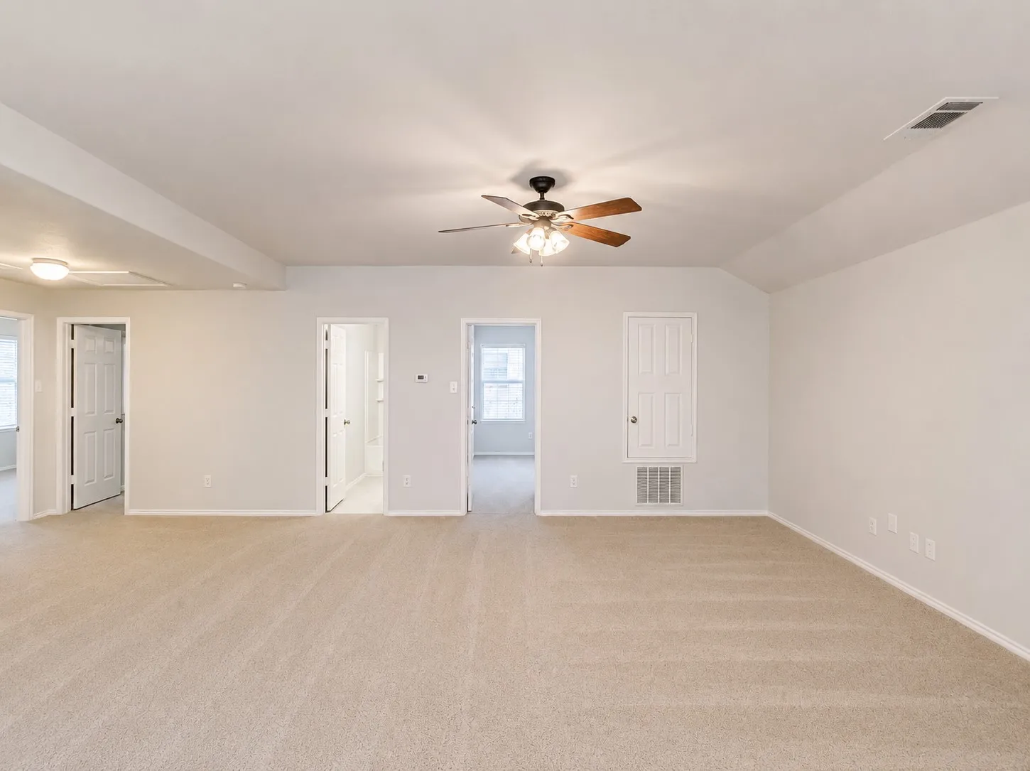 Single Family Residence For Sale in Denton County , 4709 Dogwood Drive, Denton, Texas 76208, 5 Bedroom, 3 Bathroom, 2 Garage spaces, 2,932 Sqft, built in 2007, mls#21316039, Real Estate Agent in Denton, Homes For Sale in Denton county, Homes For Sale in Denton, Realtor in Denton Texas, Real Estate Brokerage Independent Realty Texas, Luminita Cordes Realtor