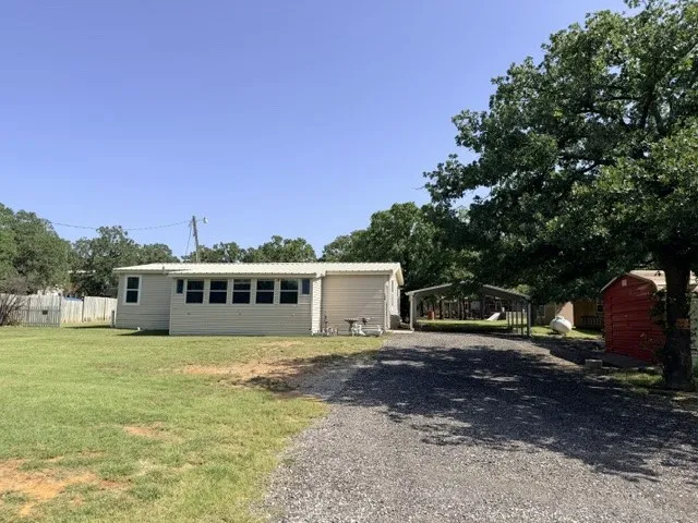 Mobile Home For Sale in Montague County , 168 Catfish Trail, Bowie, Texas 76230, 3 Bedroom, 2 Bathroom, Garage spaces, 1,312 Sqft, built in 1983, mls#21316592, Real Estate Agent in Bowie, Homes For Sale in Montague county, Homes For Sale in Bowie, Realtor in Bowie Texas, Real Estate Brokerage Independent Realty Texas, Luminita Cordes Realtor
