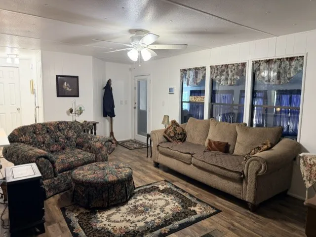 Mobile Home For Sale in Montague County , 168 Catfish Trail, Bowie, Texas 76230, 3 Bedroom, 2 Bathroom, Garage spaces, 1,312 Sqft, built in 1983, mls#21316592, Real Estate Agent in Bowie, Homes For Sale in Montague county, Homes For Sale in Bowie, Realtor in Bowie Texas, Real Estate Brokerage Independent Realty Texas, Luminita Cordes Realtor