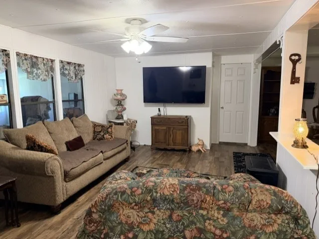Mobile Home For Sale in Montague County , 168 Catfish Trail, Bowie, Texas 76230, 3 Bedroom, 2 Bathroom, Garage spaces, 1,312 Sqft, built in 1983, mls#21316592, Real Estate Agent in Bowie, Homes For Sale in Montague county, Homes For Sale in Bowie, Realtor in Bowie Texas, Real Estate Brokerage Independent Realty Texas, Luminita Cordes Realtor