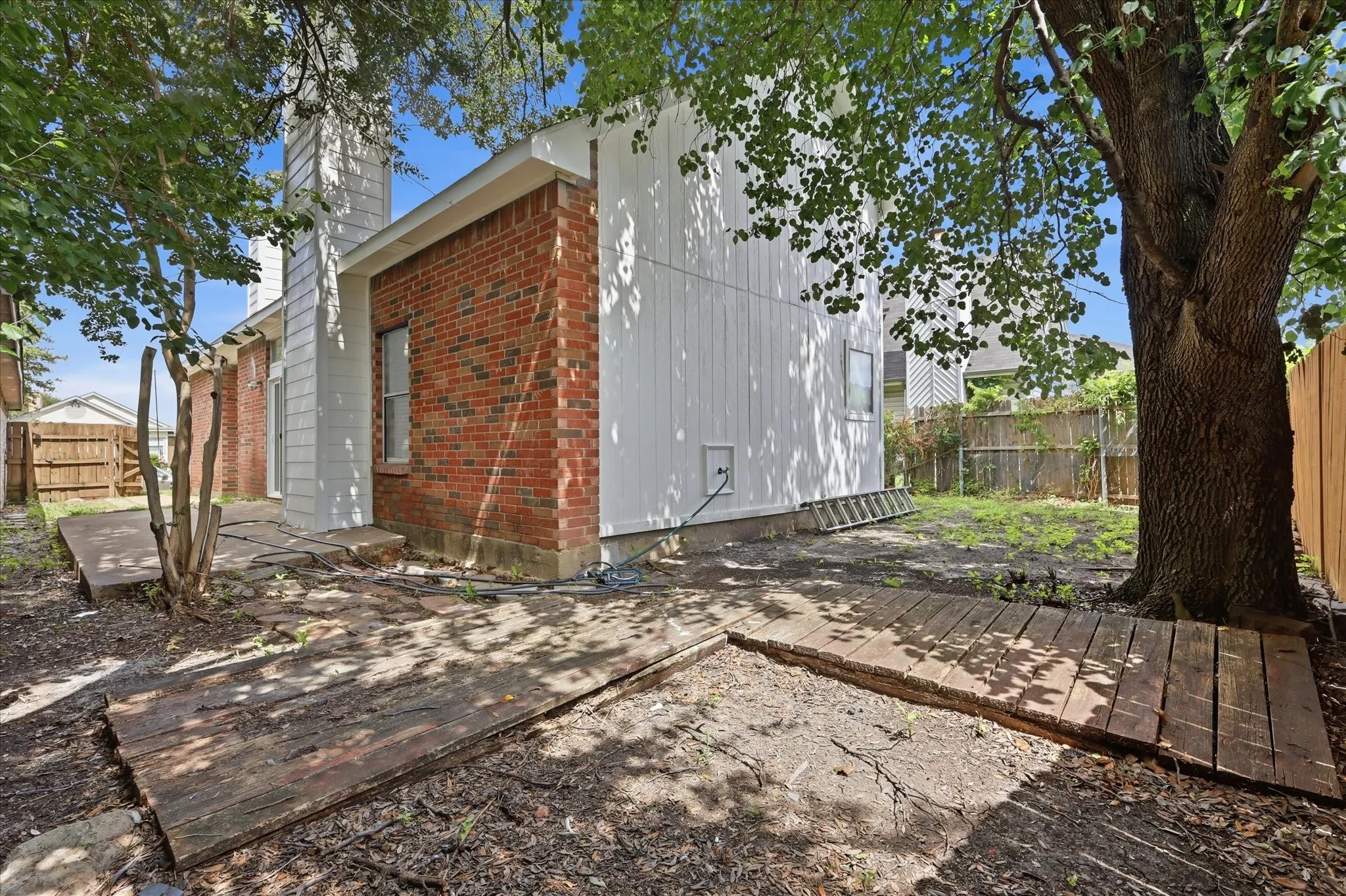 Single Family Residence For Sale in Dallas County , 4215 Scarsdale Lane, Dallas, Texas 75227, 3 Bedroom, 2 Bathroom, 1 Garage spaces, 1,136 Sqft, built in 1987, mls#21316140, Real Estate Agent in Dallas, Homes For Sale in Dallas county, Homes For Sale in Dallas, Realtor in Dallas Texas, Real Estate Brokerage Independent Realty Texas, Luminita Cordes Realtor