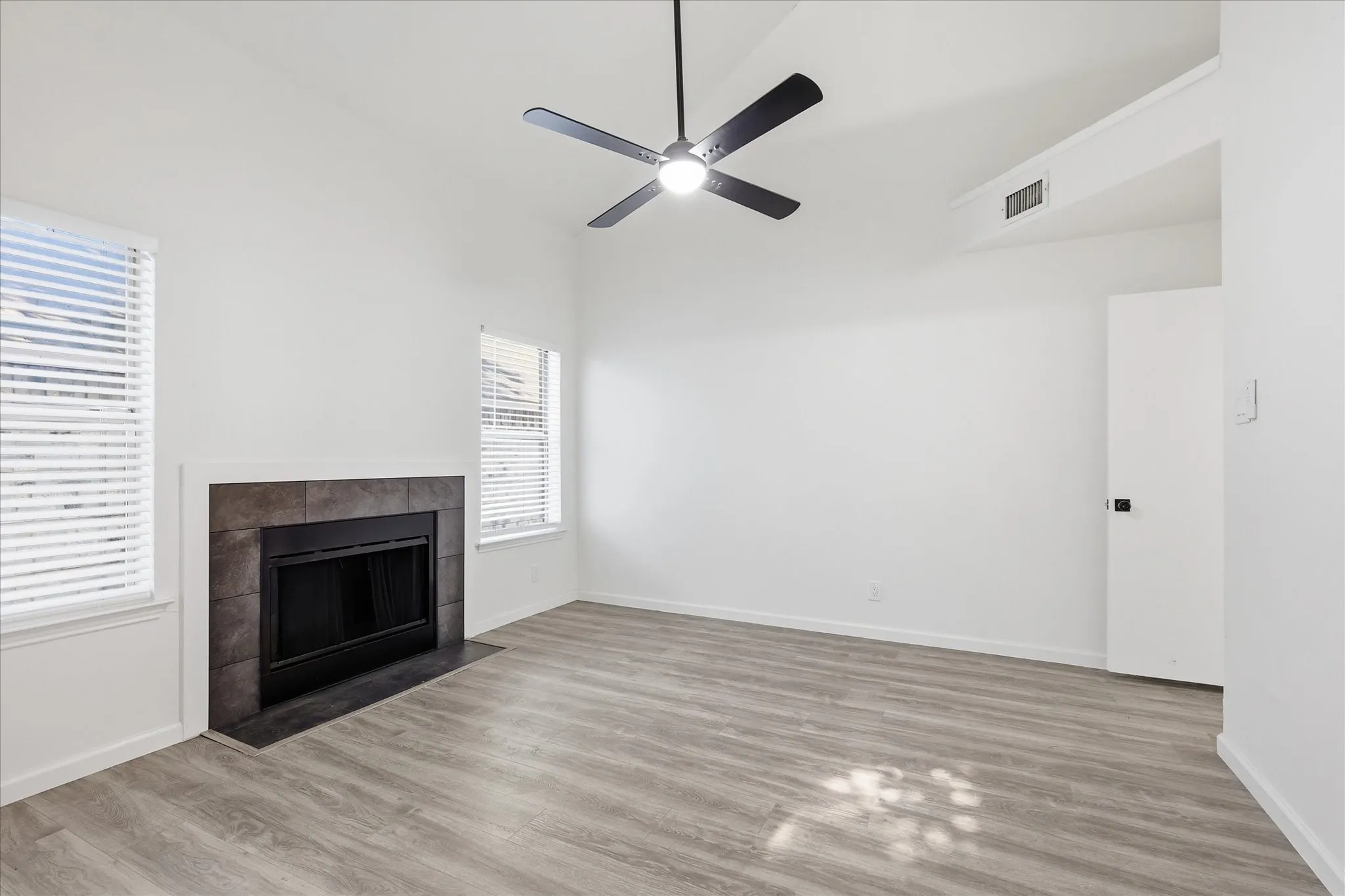 Single Family Residence For Sale in Dallas County , 4215 Scarsdale Lane, Dallas, Texas 75227, 3 Bedroom, 2 Bathroom, 1 Garage spaces, 1,136 Sqft, built in 1987, mls#21316140, Real Estate Agent in Dallas, Homes For Sale in Dallas county, Homes For Sale in Dallas, Realtor in Dallas Texas, Real Estate Brokerage Independent Realty Texas, Luminita Cordes Realtor