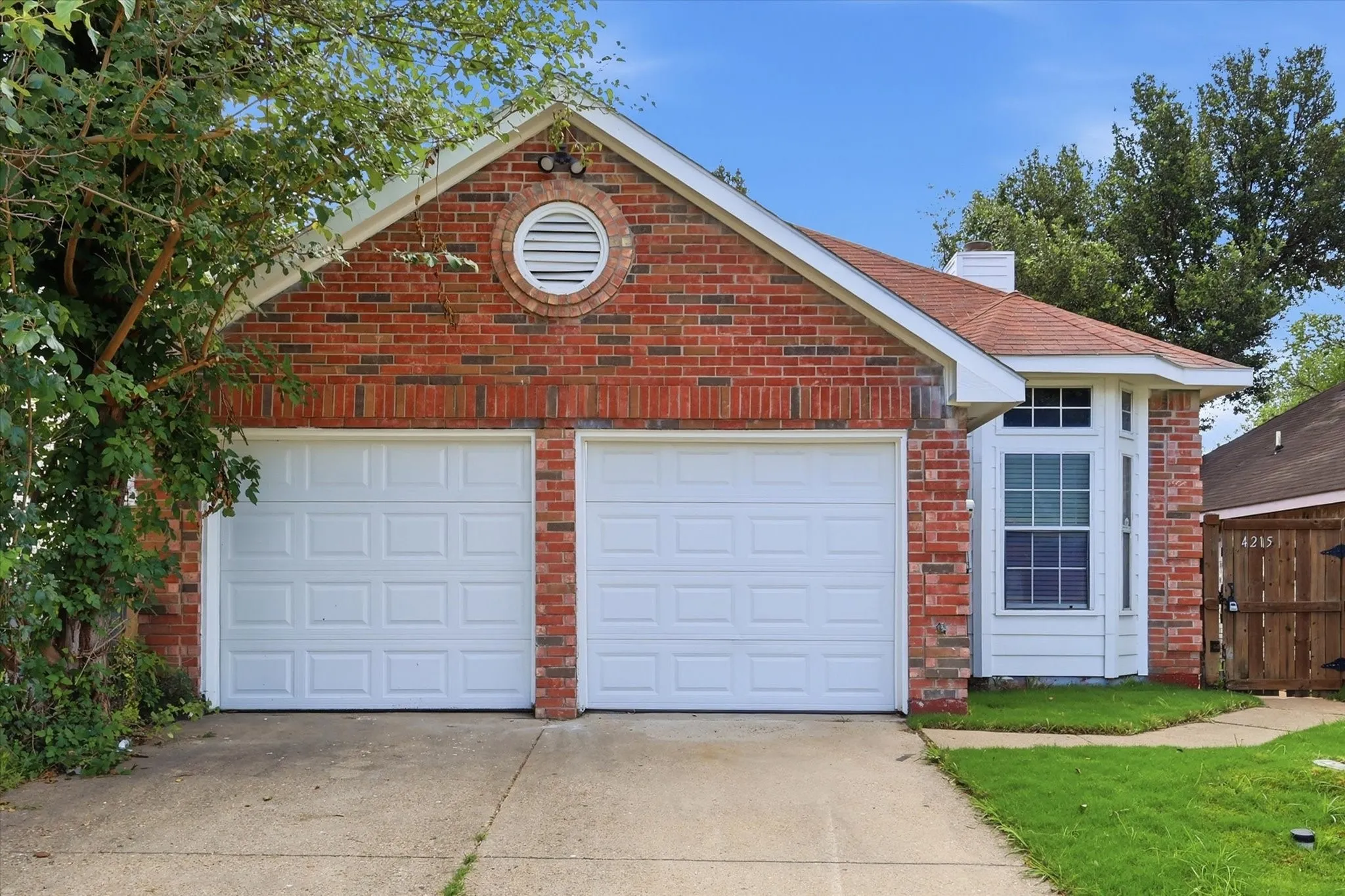 Single Family Residence For Sale in Dallas County , 4215 Scarsdale Lane, Dallas, Texas 75227, 3 Bedroom, 2 Bathroom, 1 Garage spaces, 1,136 Sqft, built in 1987, mls#21316140, Real Estate Agent in Dallas, Homes For Sale in Dallas county, Homes For Sale in Dallas, Realtor in Dallas Texas, Real Estate Brokerage Independent Realty Texas, Luminita Cordes Realtor