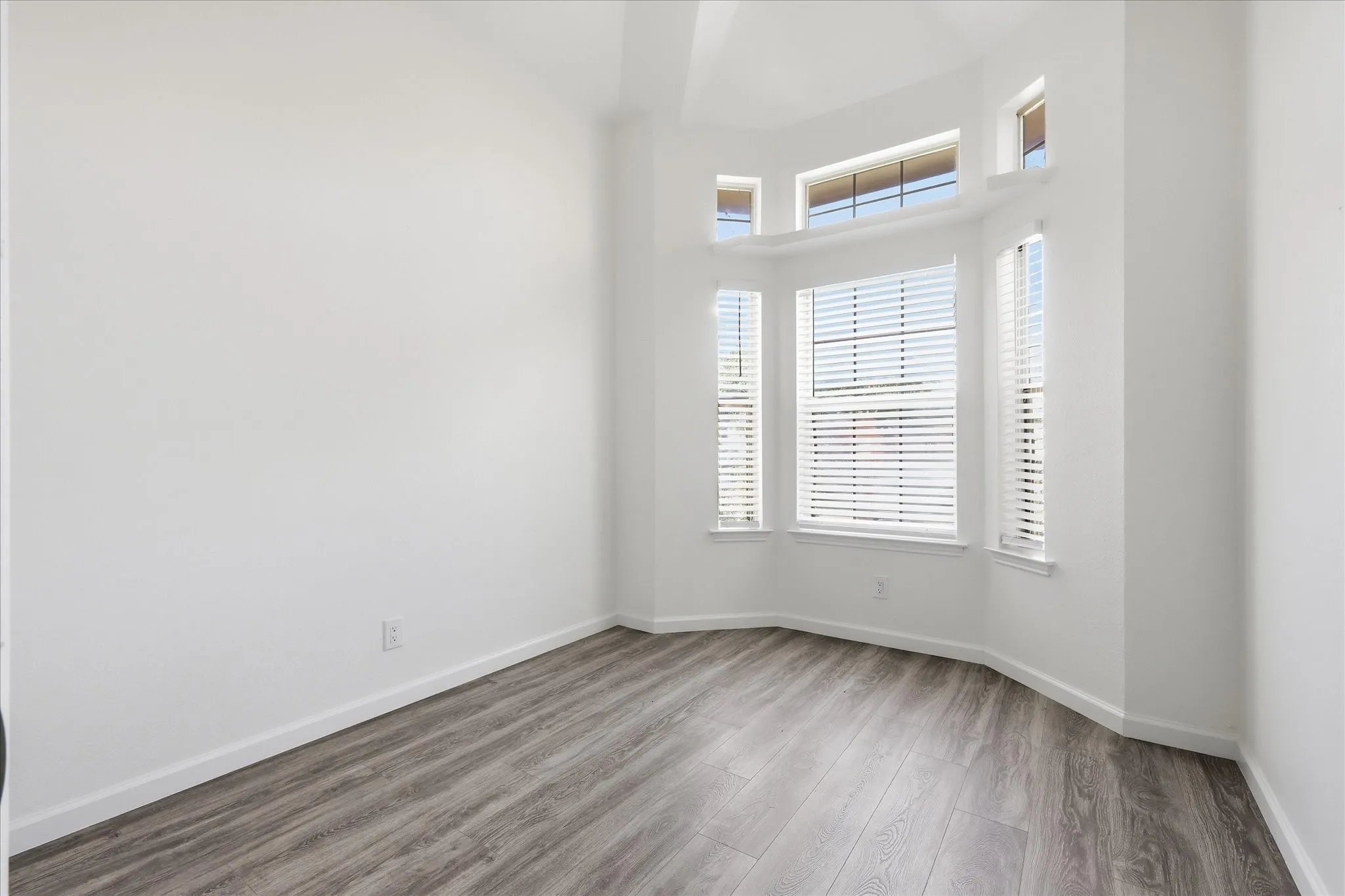 Single Family Residence For Sale in Dallas County , 4215 Scarsdale Lane, Dallas, Texas 75227, 3 Bedroom, 2 Bathroom, 1 Garage spaces, 1,136 Sqft, built in 1987, mls#21316140, Real Estate Agent in Dallas, Homes For Sale in Dallas county, Homes For Sale in Dallas, Realtor in Dallas Texas, Real Estate Brokerage Independent Realty Texas, Luminita Cordes Realtor