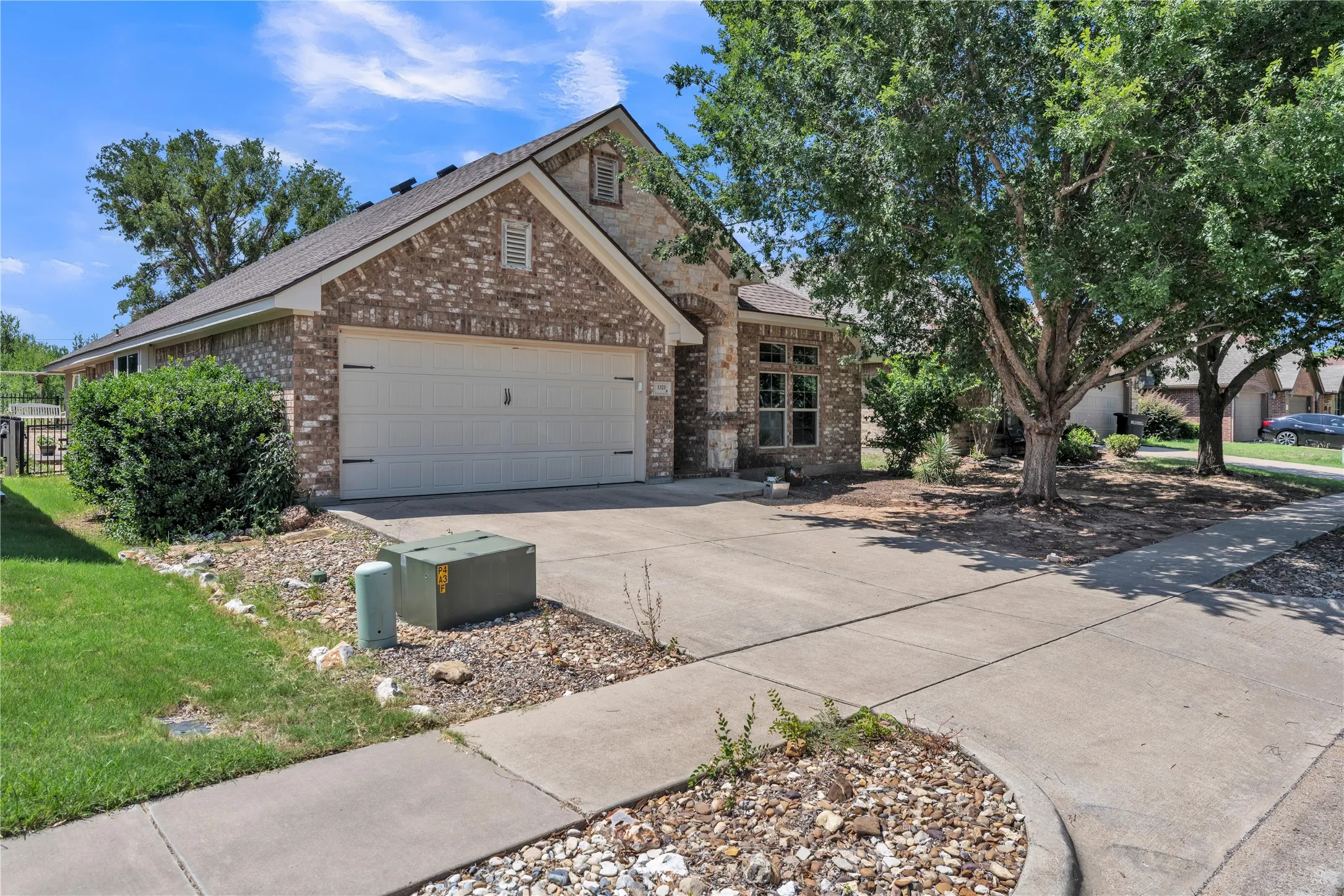 Single Family Residence For Sale in Hood County , 1321 Lauren Lane, Granbury, Texas 76048, 3 Bedroom, 2 Bathroom, 2 Garage spaces, 1,899 Sqft, built in 2013, mls#21316596, Real Estate Agent in Granbury, Homes For Sale in Hood county, Homes For Sale in Granbury, Realtor in Granbury Texas, Real Estate Brokerage Independent Realty Texas, Luminita Cordes Realtor