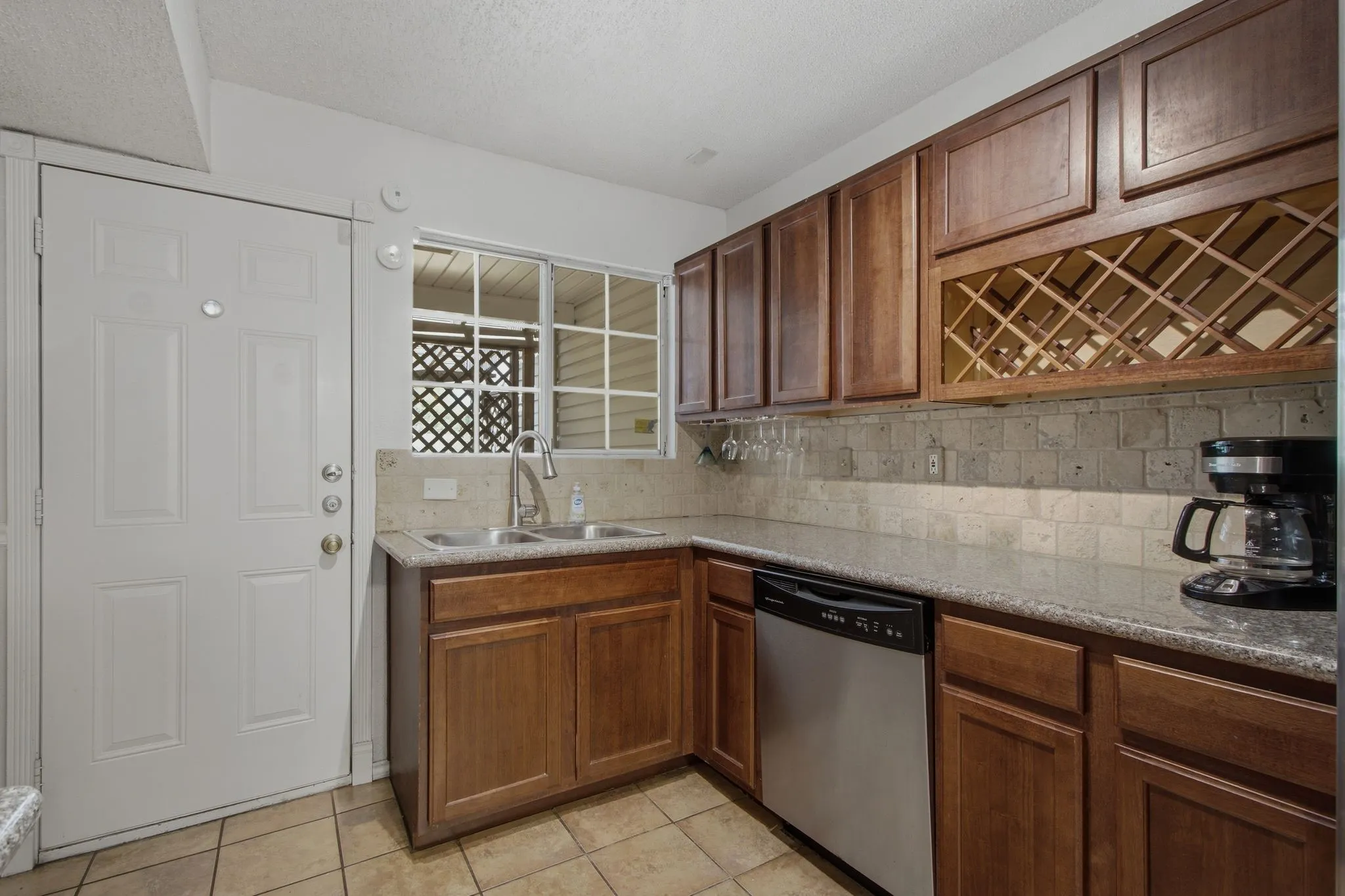 Townhouse For Sale in Denton County , 840 Creekside Drive, Lewisville, Texas 75067, 3 Bedroom, 3 Bathroom, Garage spaces, 1,612 Sqft, built in 1983, mls#21315432, Real Estate Agent in Lewisville, Homes For Sale in Denton county, Homes For Sale in Lewisville, Realtor in Lewisville Texas, Real Estate Brokerage Independent Realty Texas, Luminita Cordes Realtor
