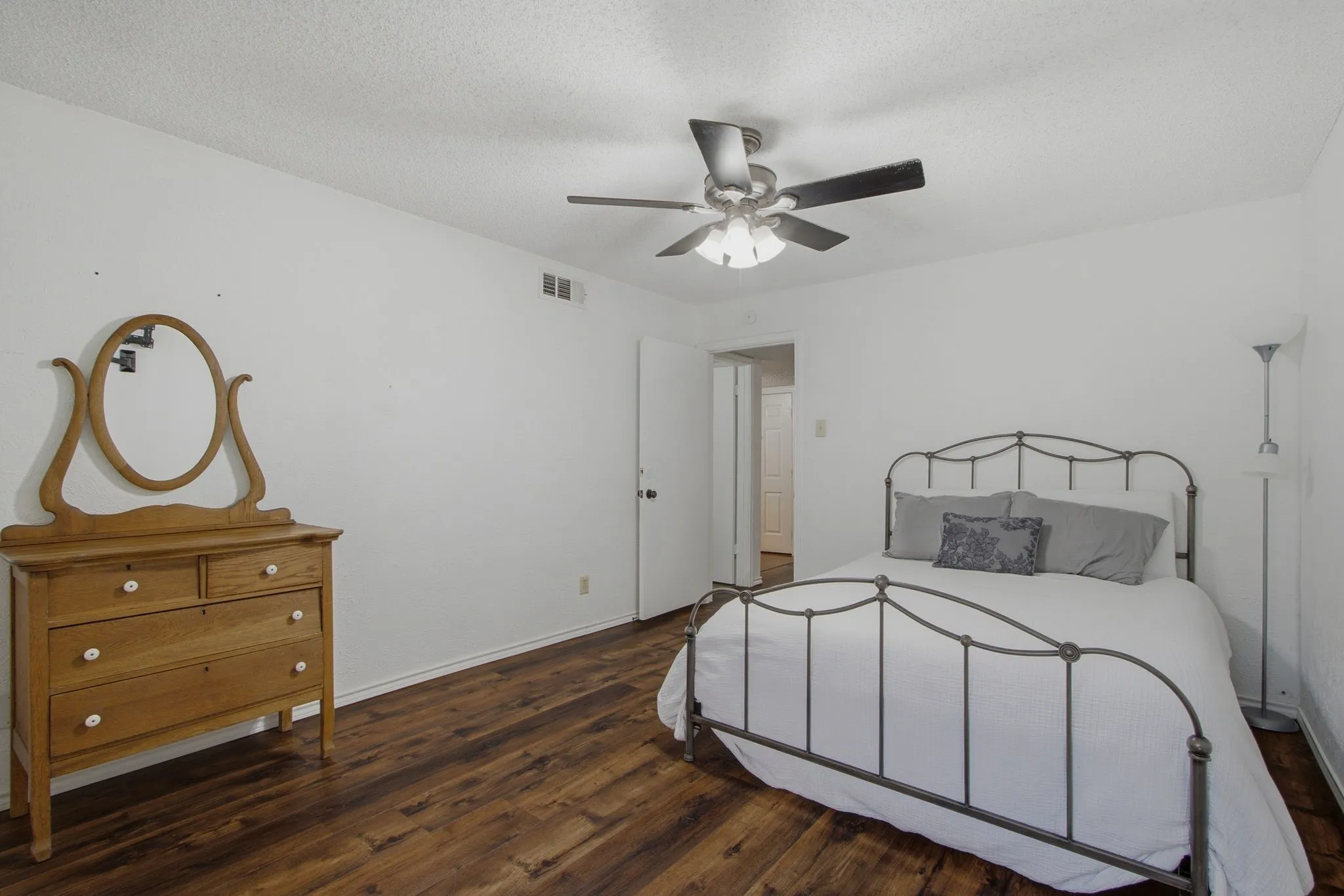 Townhouse For Sale in Denton County , 840 Creekside Drive, Lewisville, Texas 75067, 3 Bedroom, 3 Bathroom, Garage spaces, 1,612 Sqft, built in 1983, mls#21315432, Real Estate Agent in Lewisville, Homes For Sale in Denton county, Homes For Sale in Lewisville, Realtor in Lewisville Texas, Real Estate Brokerage Independent Realty Texas, Luminita Cordes Realtor