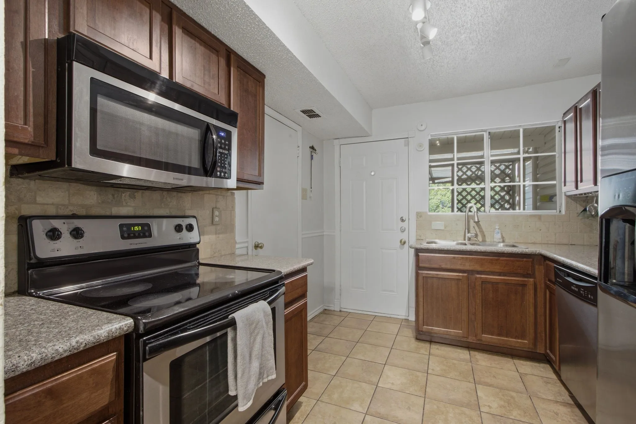 Townhouse For Sale in Denton County , 840 Creekside Drive, Lewisville, Texas 75067, 3 Bedroom, 3 Bathroom, Garage spaces, 1,612 Sqft, built in 1983, mls#21315432, Real Estate Agent in Lewisville, Homes For Sale in Denton county, Homes For Sale in Lewisville, Realtor in Lewisville Texas, Real Estate Brokerage Independent Realty Texas, Luminita Cordes Realtor