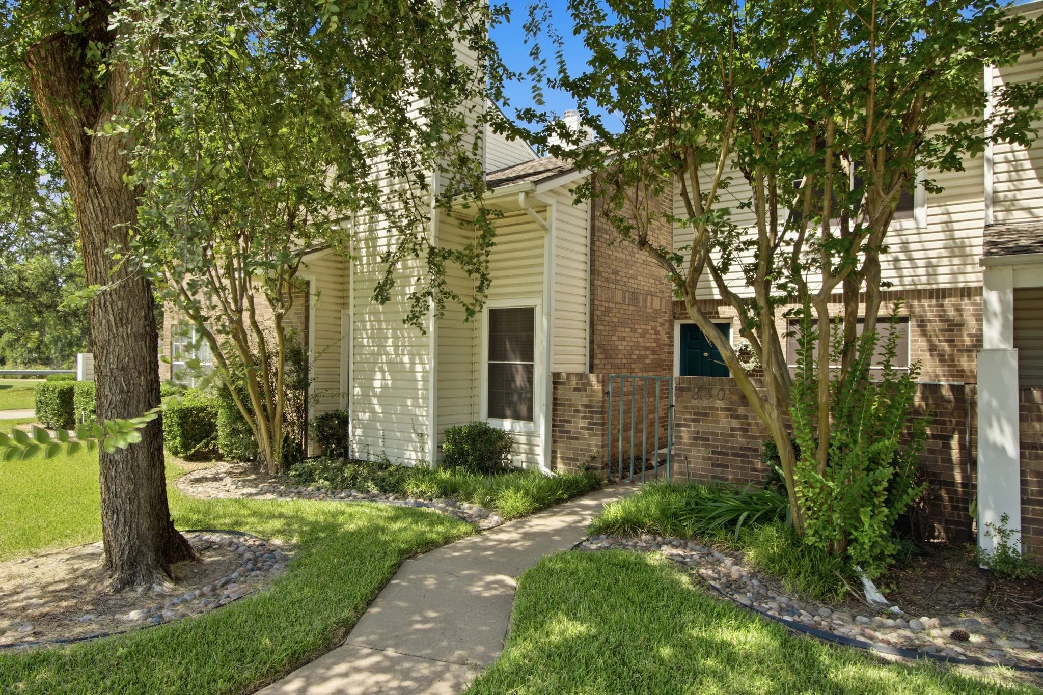 Townhouse For Sale in Denton County , 840 Creekside Drive, Lewisville, Texas 75067, 3 Bedroom, 3 Bathroom, Garage spaces, 1,612 Sqft, built in 1983, mls#21315432, Real Estate Agent in Lewisville, Homes For Sale in Denton county, Homes For Sale in Lewisville, Realtor in Lewisville Texas, Real Estate Brokerage Independent Realty Texas, Luminita Cordes Realtor