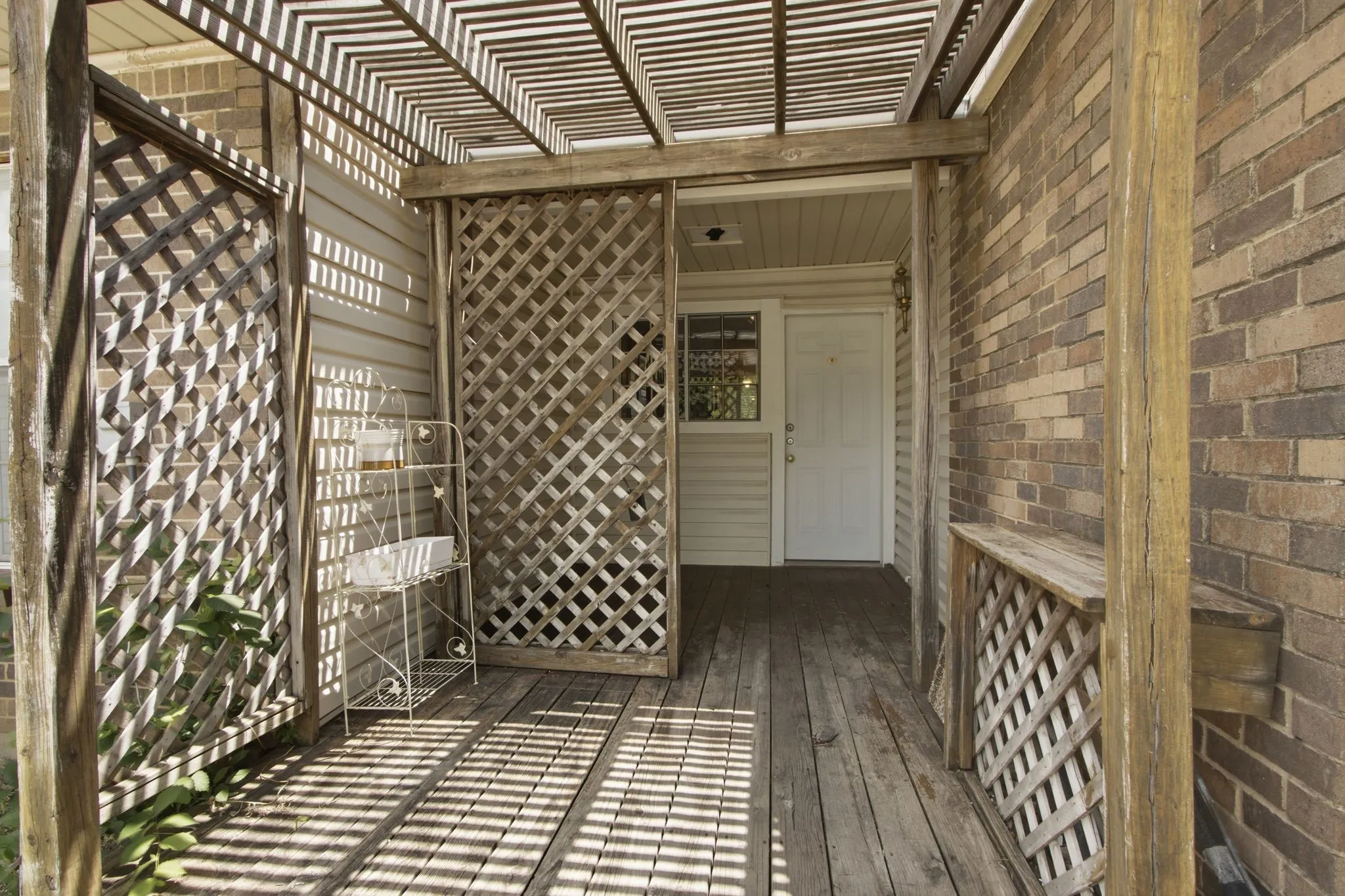Townhouse For Sale in Denton County , 840 Creekside Drive, Lewisville, Texas 75067, 3 Bedroom, 3 Bathroom, Garage spaces, 1,612 Sqft, built in 1983, mls#21315432, Real Estate Agent in Lewisville, Homes For Sale in Denton county, Homes For Sale in Lewisville, Realtor in Lewisville Texas, Real Estate Brokerage Independent Realty Texas, Luminita Cordes Realtor
