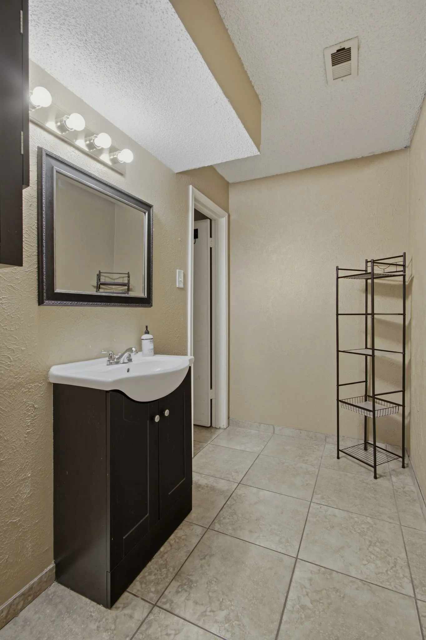 Townhouse For Sale in Denton County , 840 Creekside Drive, Lewisville, Texas 75067, 3 Bedroom, 3 Bathroom, Garage spaces, 1,612 Sqft, built in 1983, mls#21315432, Real Estate Agent in Lewisville, Homes For Sale in Denton county, Homes For Sale in Lewisville, Realtor in Lewisville Texas, Real Estate Brokerage Independent Realty Texas, Luminita Cordes Realtor