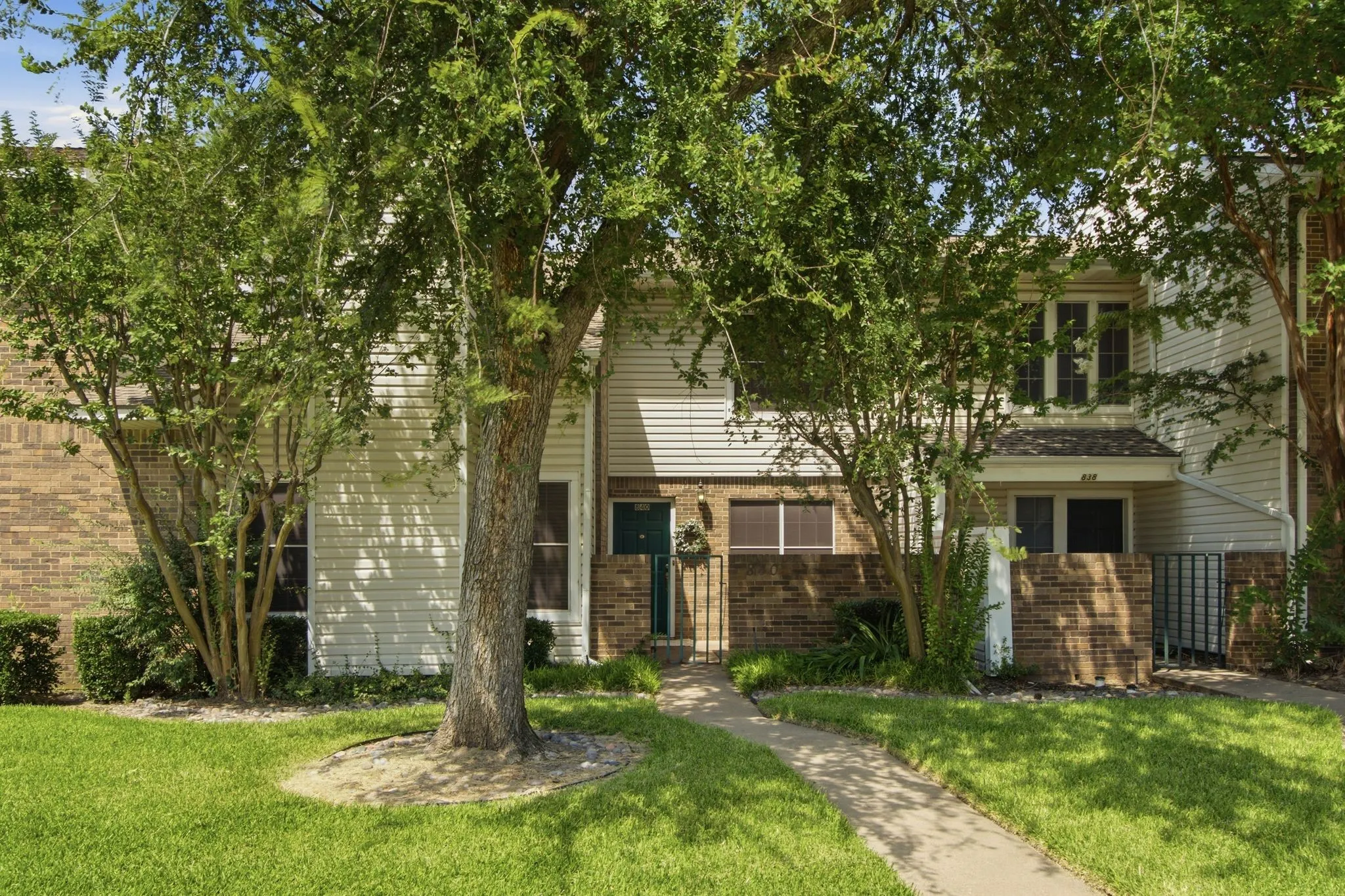 Townhouse For Sale in Denton County , 840 Creekside Drive, Lewisville, Texas 75067, 3 Bedroom, 3 Bathroom, Garage spaces, 1,612 Sqft, built in 1983, mls#21315432, Real Estate Agent in Lewisville, Homes For Sale in Denton county, Homes For Sale in Lewisville, Realtor in Lewisville Texas, Real Estate Brokerage Independent Realty Texas, Luminita Cordes Realtor