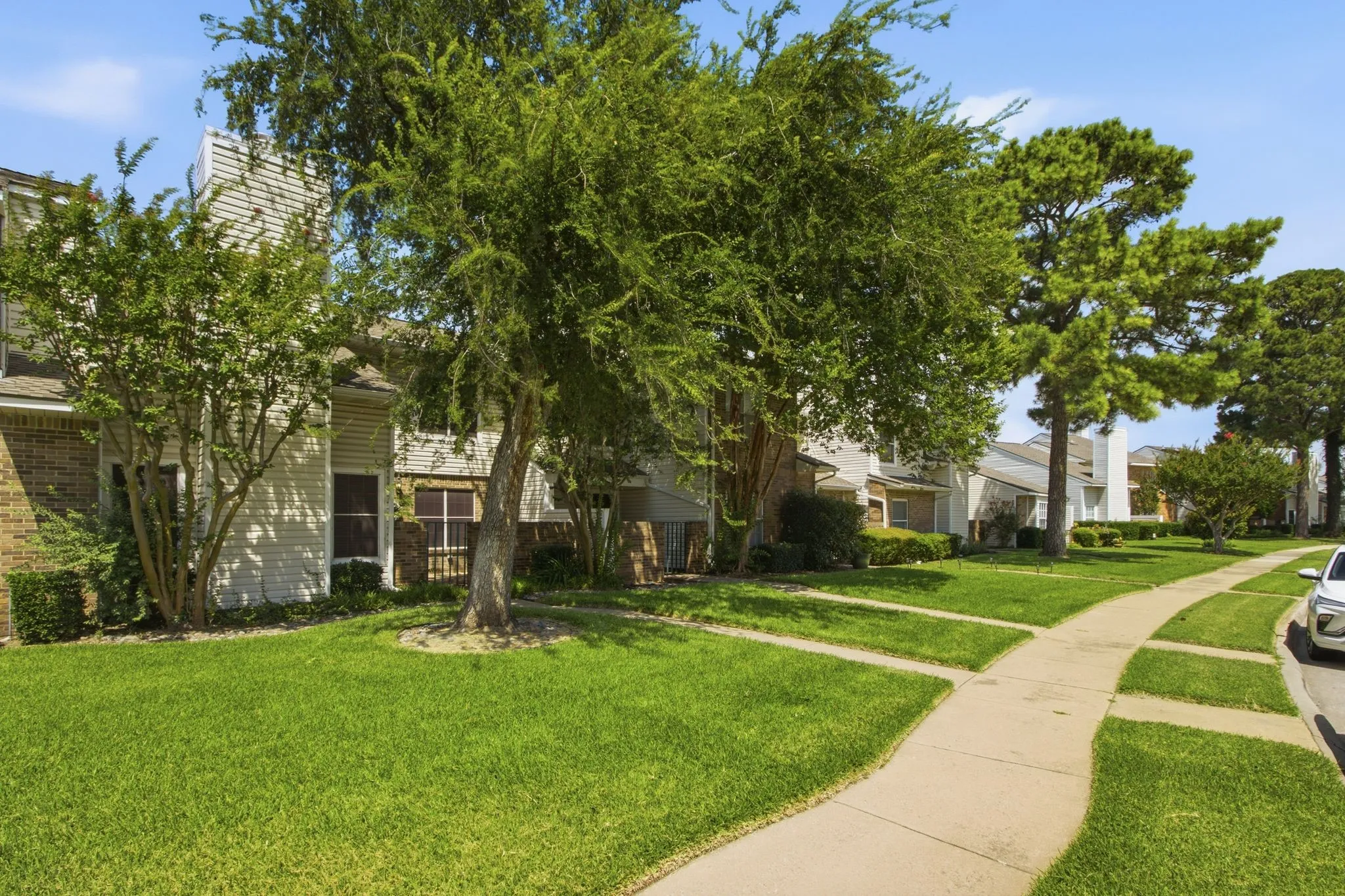 Townhouse For Sale in Denton County , 840 Creekside Drive, Lewisville, Texas 75067, 3 Bedroom, 3 Bathroom, Garage spaces, 1,612 Sqft, built in 1983, mls#21315432, Real Estate Agent in Lewisville, Homes For Sale in Denton county, Homes For Sale in Lewisville, Realtor in Lewisville Texas, Real Estate Brokerage Independent Realty Texas, Luminita Cordes Realtor