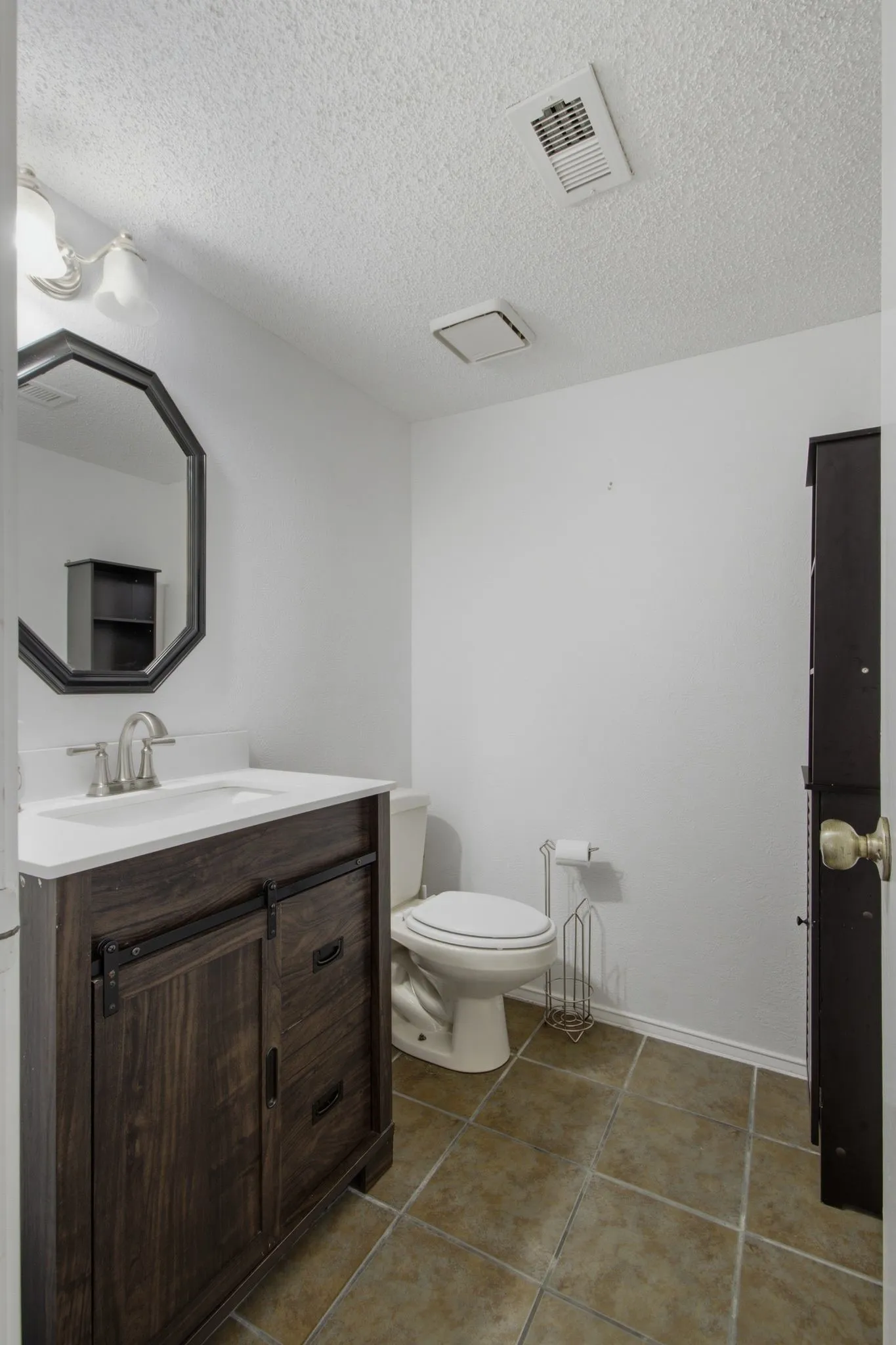 Townhouse For Sale in Denton County , 840 Creekside Drive, Lewisville, Texas 75067, 3 Bedroom, 3 Bathroom, Garage spaces, 1,612 Sqft, built in 1983, mls#21315432, Real Estate Agent in Lewisville, Homes For Sale in Denton county, Homes For Sale in Lewisville, Realtor in Lewisville Texas, Real Estate Brokerage Independent Realty Texas, Luminita Cordes Realtor