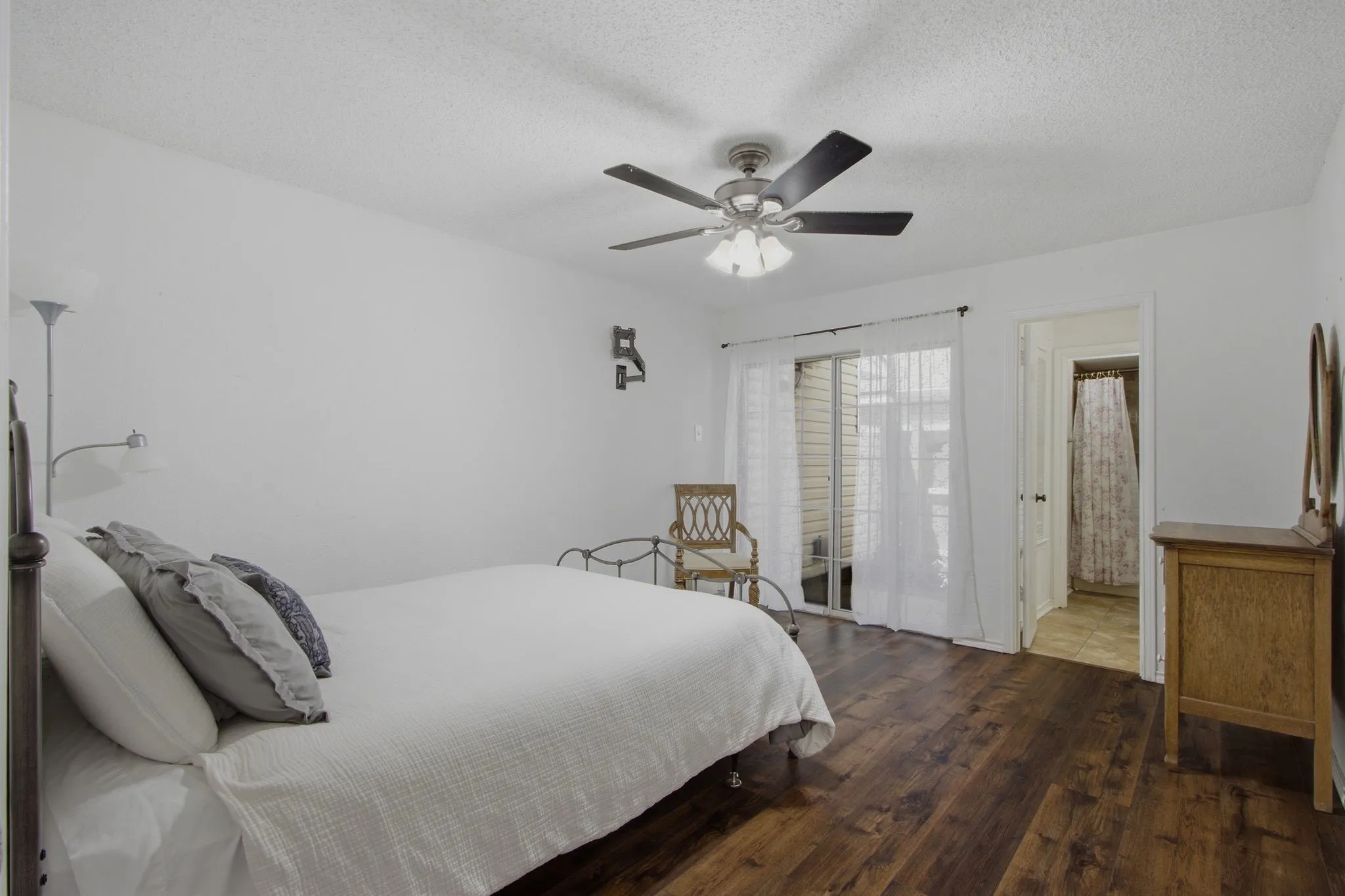 Townhouse For Sale in Denton County , 840 Creekside Drive, Lewisville, Texas 75067, 3 Bedroom, 3 Bathroom, Garage spaces, 1,612 Sqft, built in 1983, mls#21315432, Real Estate Agent in Lewisville, Homes For Sale in Denton county, Homes For Sale in Lewisville, Realtor in Lewisville Texas, Real Estate Brokerage Independent Realty Texas, Luminita Cordes Realtor