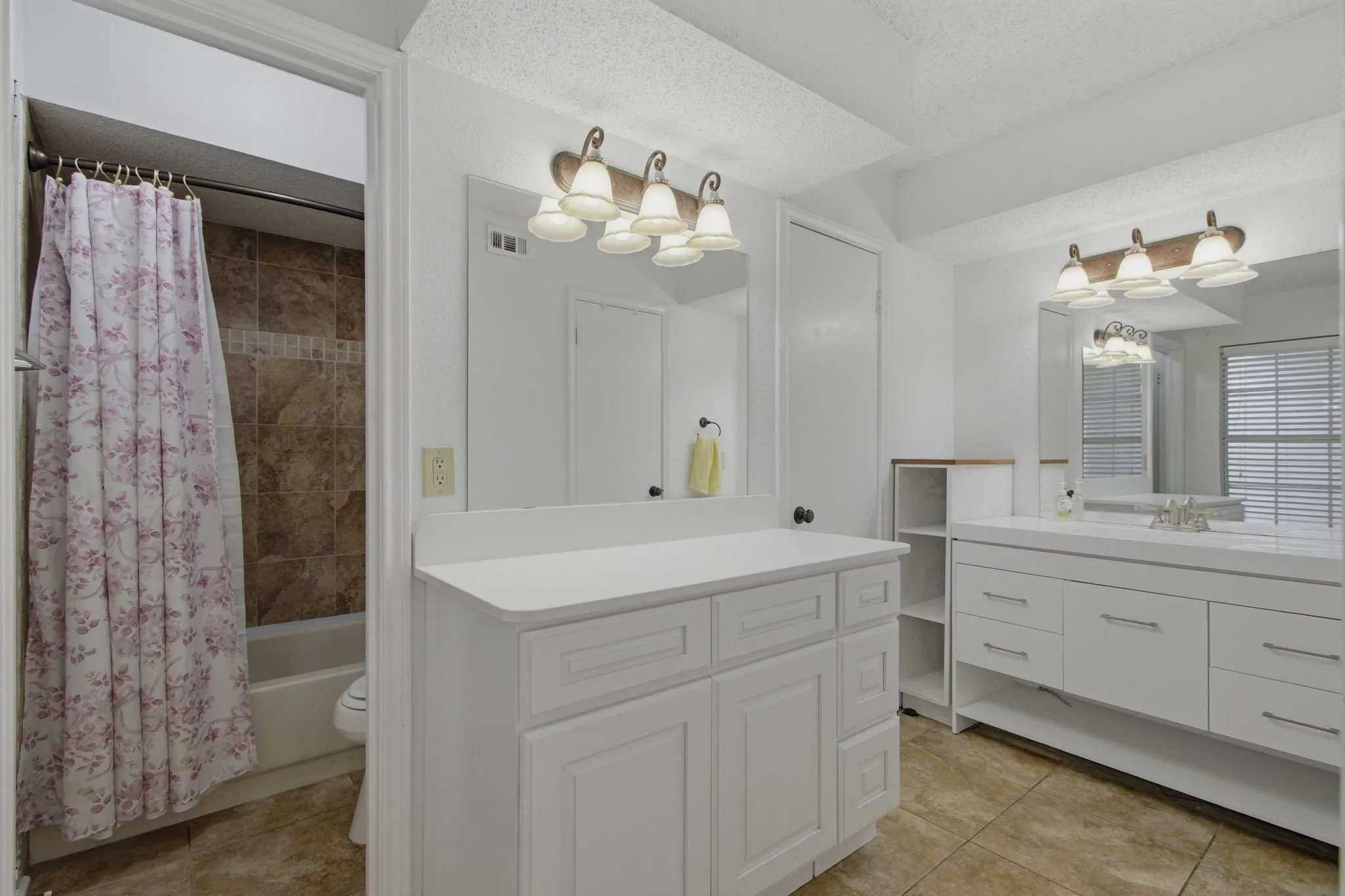 Townhouse For Sale in Denton County , 840 Creekside Drive, Lewisville, Texas 75067, 3 Bedroom, 3 Bathroom, Garage spaces, 1,612 Sqft, built in 1983, mls#21315432, Real Estate Agent in Lewisville, Homes For Sale in Denton county, Homes For Sale in Lewisville, Realtor in Lewisville Texas, Real Estate Brokerage Independent Realty Texas, Luminita Cordes Realtor