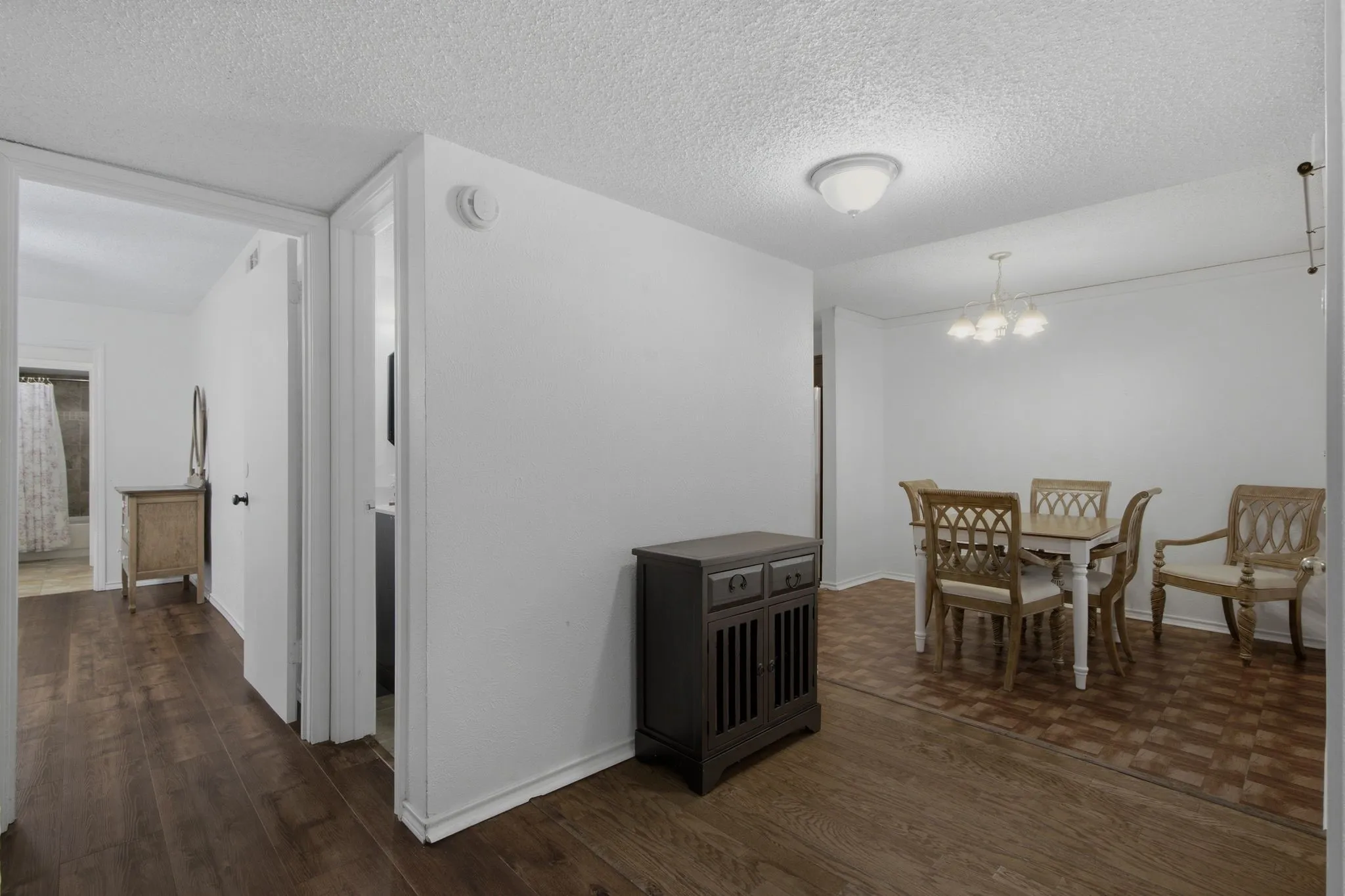 Townhouse For Sale in Denton County , 840 Creekside Drive, Lewisville, Texas 75067, 3 Bedroom, 3 Bathroom, Garage spaces, 1,612 Sqft, built in 1983, mls#21315432, Real Estate Agent in Lewisville, Homes For Sale in Denton county, Homes For Sale in Lewisville, Realtor in Lewisville Texas, Real Estate Brokerage Independent Realty Texas, Luminita Cordes Realtor