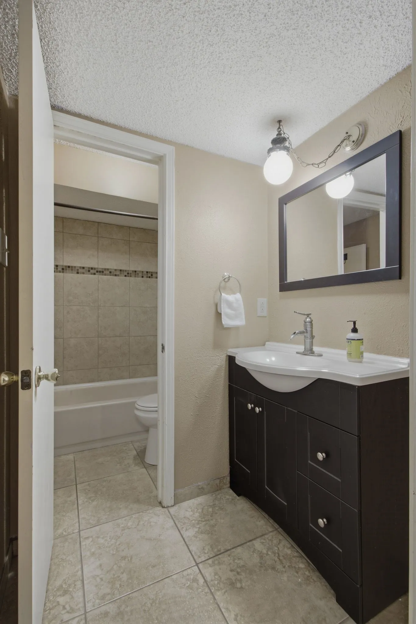 Townhouse For Sale in Denton County , 840 Creekside Drive, Lewisville, Texas 75067, 3 Bedroom, 3 Bathroom, Garage spaces, 1,612 Sqft, built in 1983, mls#21315432, Real Estate Agent in Lewisville, Homes For Sale in Denton county, Homes For Sale in Lewisville, Realtor in Lewisville Texas, Real Estate Brokerage Independent Realty Texas, Luminita Cordes Realtor