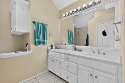 Single Family Residence For Sale in Dallas County , 1157 Meadow Park Lane, Grand Prairie, Texas 75052, 3 Bedroom, 2 Bathroom, 2 Garage spaces, 1,541 Sqft, built in 1985, mls#21316611, Real Estate Agent in Grand Prairie, Homes For Sale in Dallas county, Homes For Sale in Grand Prairie, Realtor in Grand Prairie Texas, Real Estate Brokerage Independent Realty Texas, Luminita Cordes Realtor