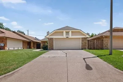 Single Family Residence For Sale in Dallas County , 1157 Meadow Park Lane, Grand Prairie, Texas 75052, 3 Bedroom, 2 Bathroom, 2 Garage spaces, 1,541 Sqft, built in 1985, mls#21316611, Real Estate Agent in Grand Prairie, Homes For Sale in Dallas county, Homes For Sale in Grand Prairie, Realtor in Grand Prairie Texas, Real Estate Brokerage Independent Realty Texas, Luminita Cordes Realtor